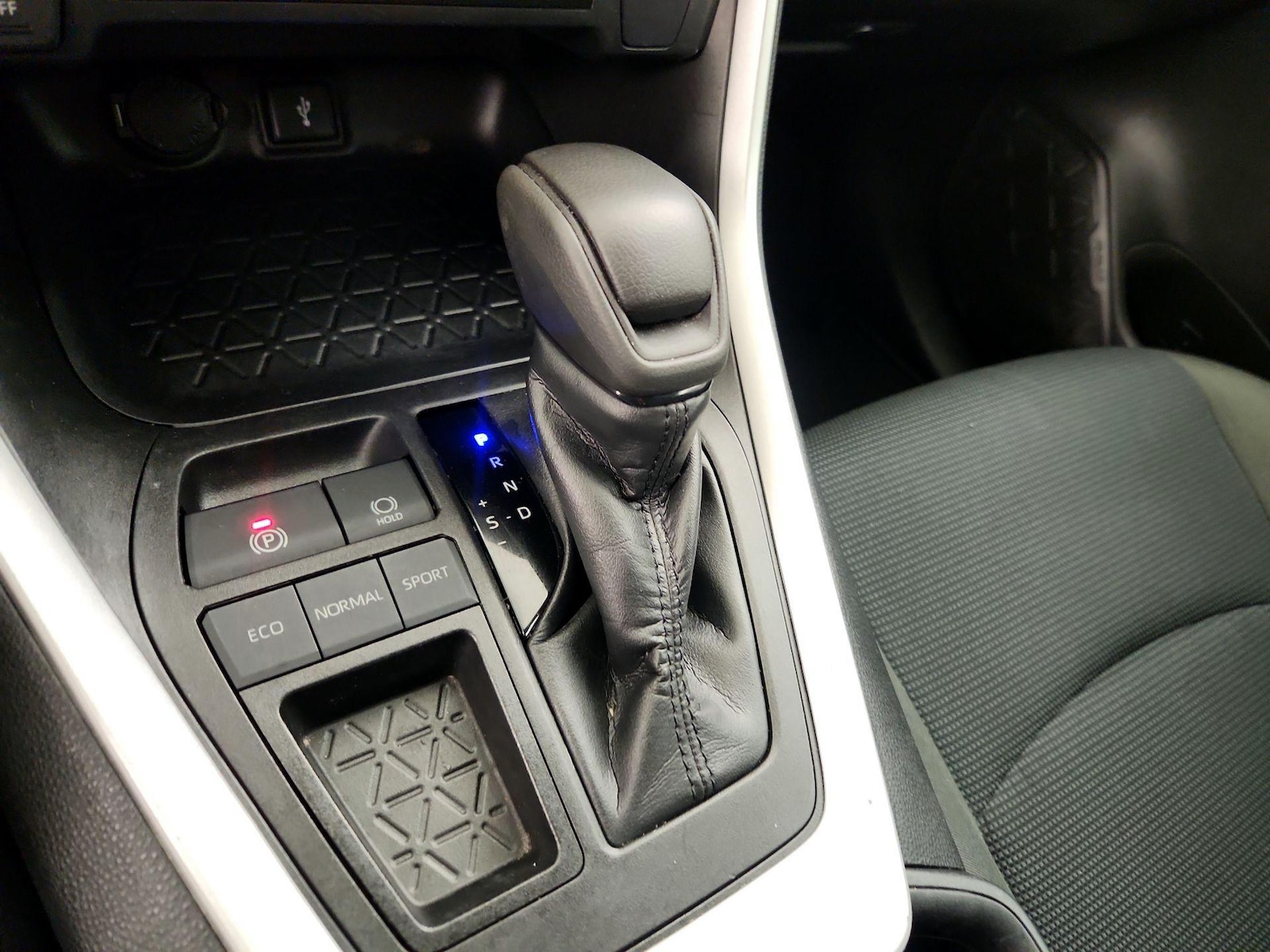2022 Toyota RAV4 LE - Photo 18