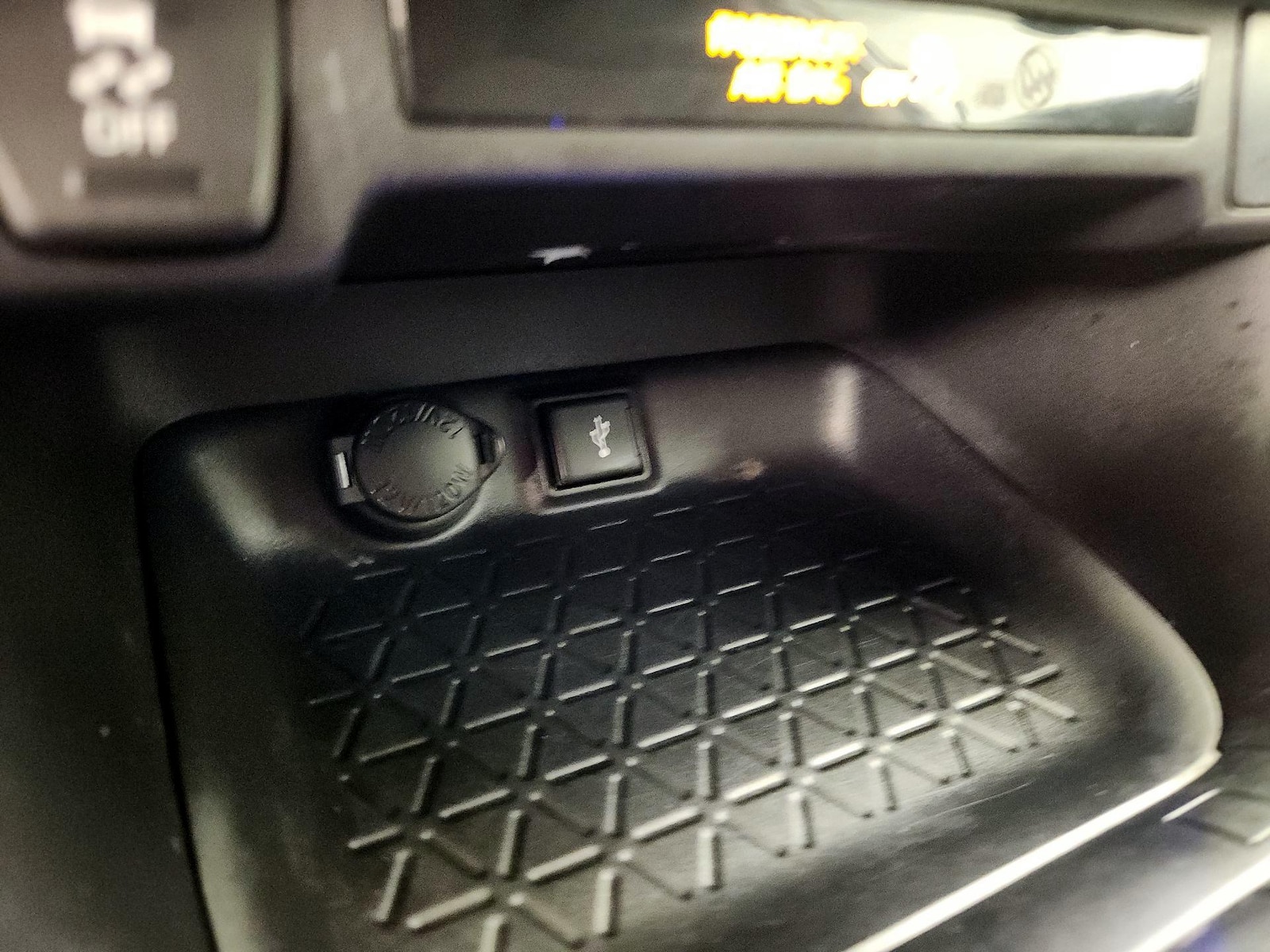 2022 Toyota RAV4 LE - Photo 19