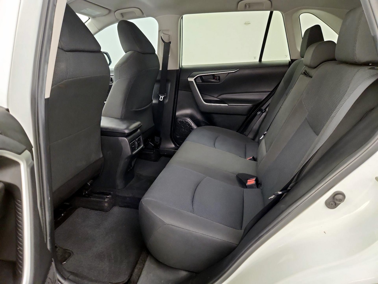 2022 Toyota RAV4 LE - Photo 20