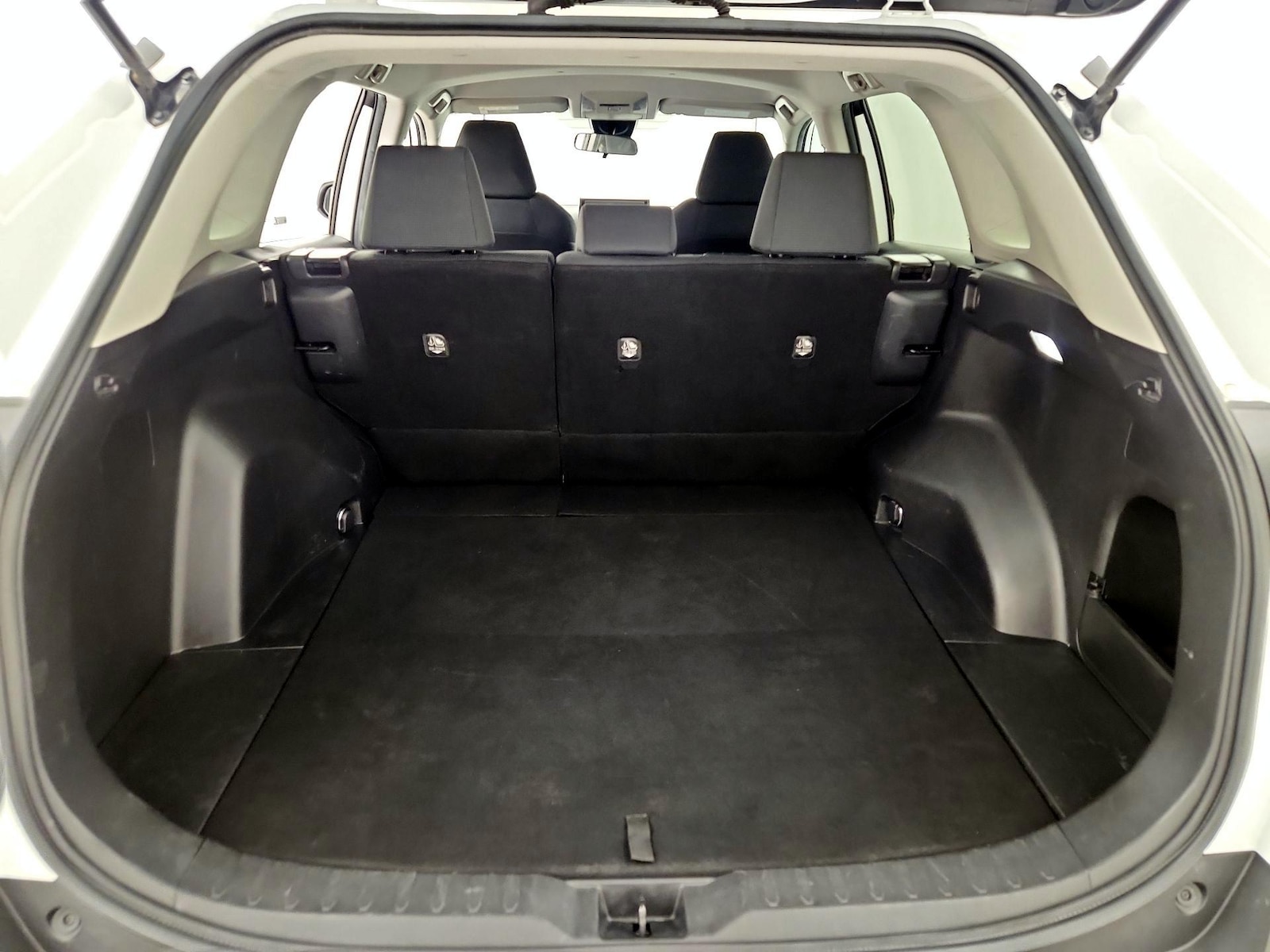 2022 Toyota RAV4 LE - Photo 21