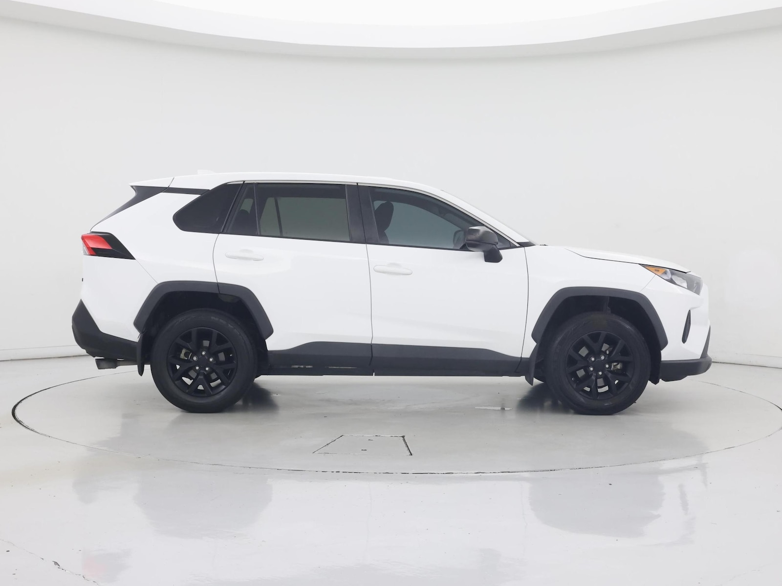 2022 Toyota RAV4 LE - Photo 8