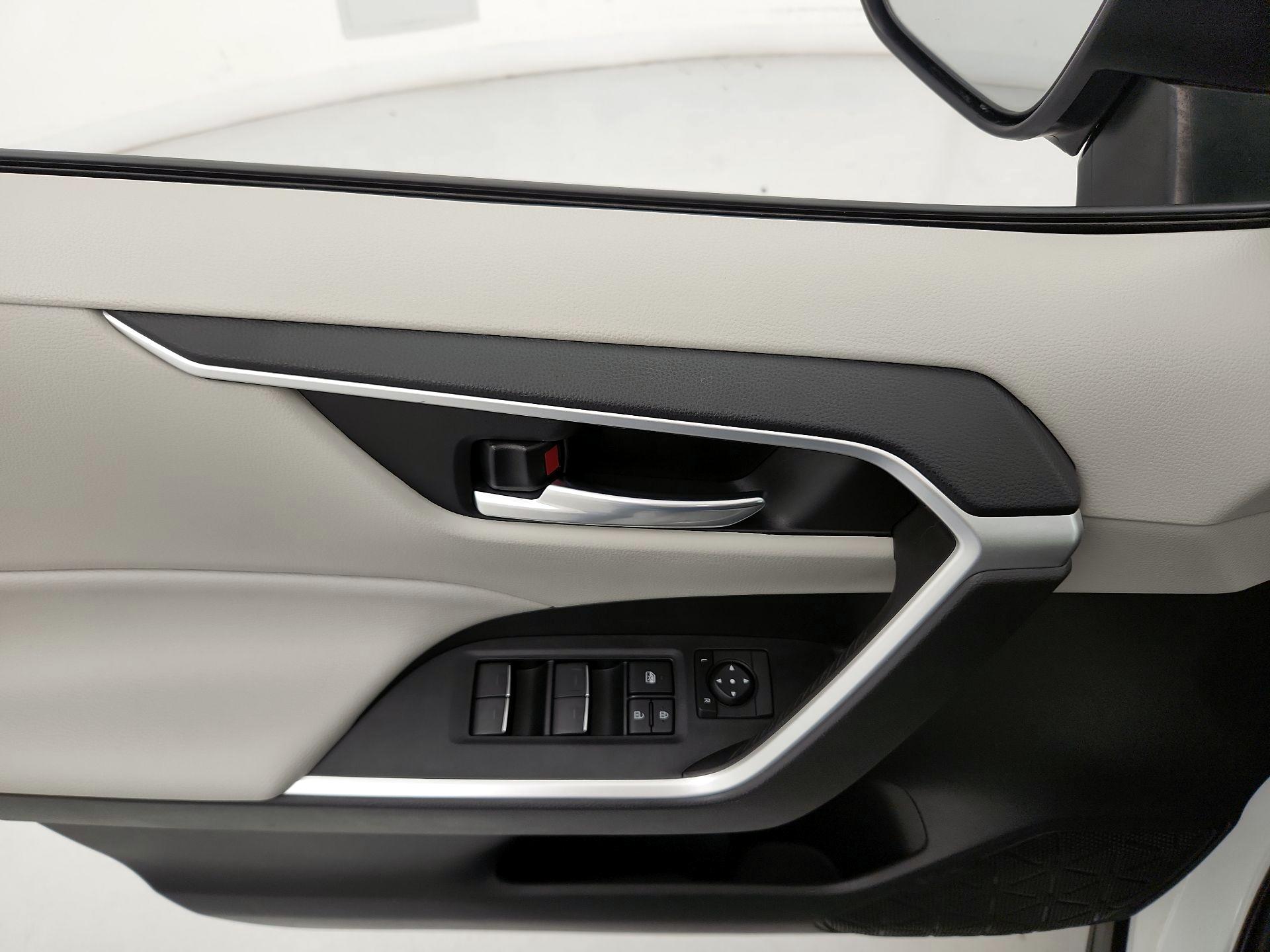 Thumbnail: 2022 Toyota RAV4 - 12