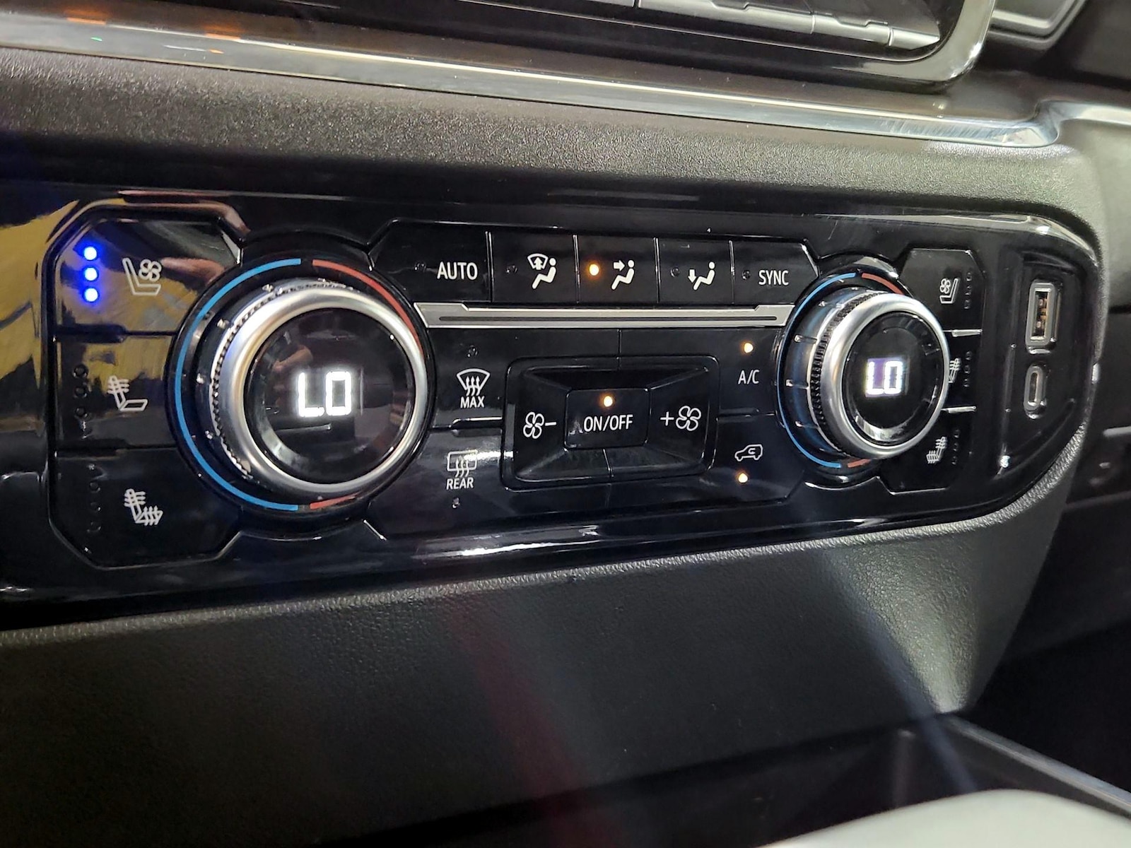 2023 GMC Sierra 1500 SLT - Photo 18