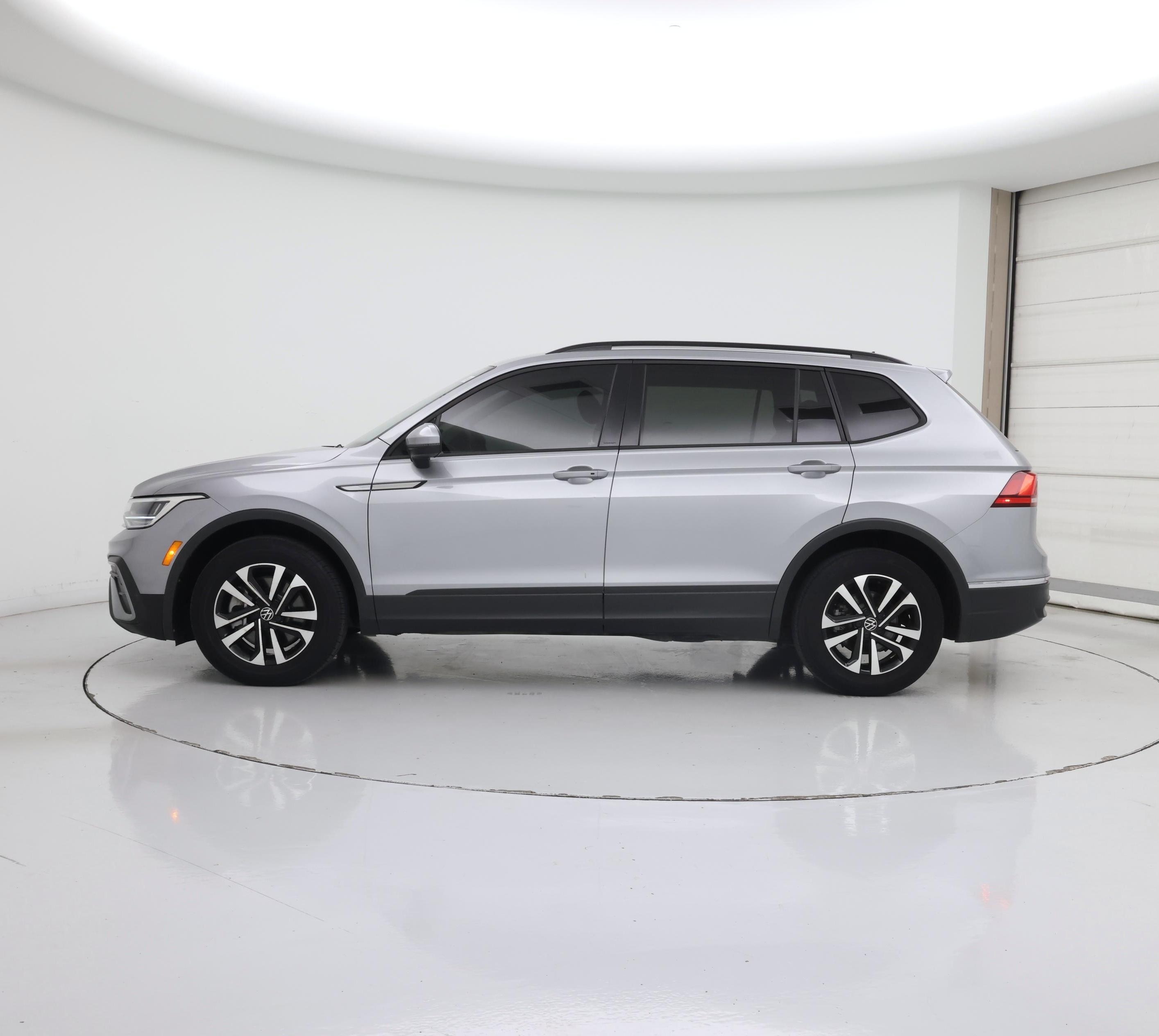 Thumbnail: 2023 Volkswagen Tiguan - 3