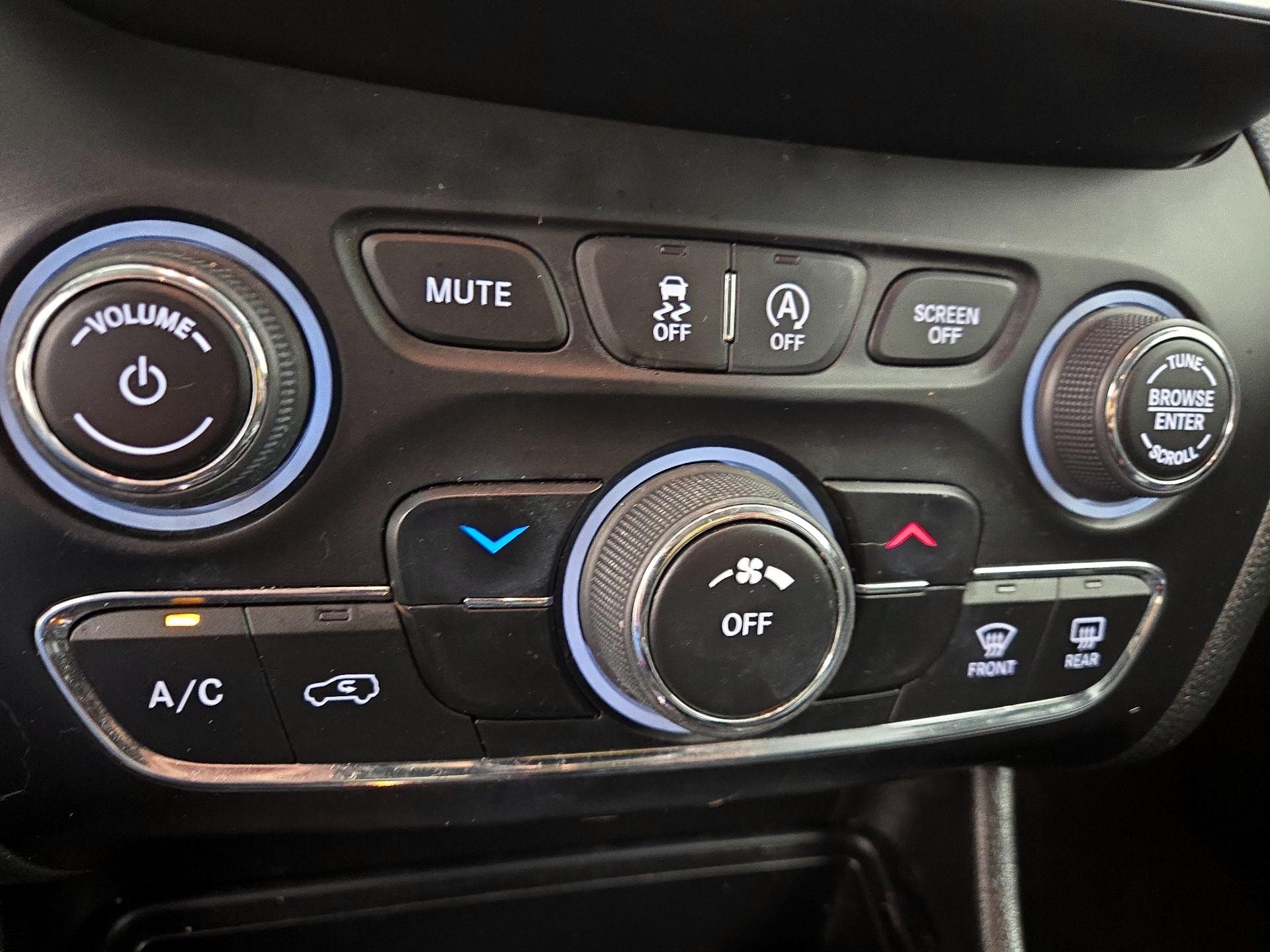 Thumbnail: 2021 Jeep Cherokee - 16