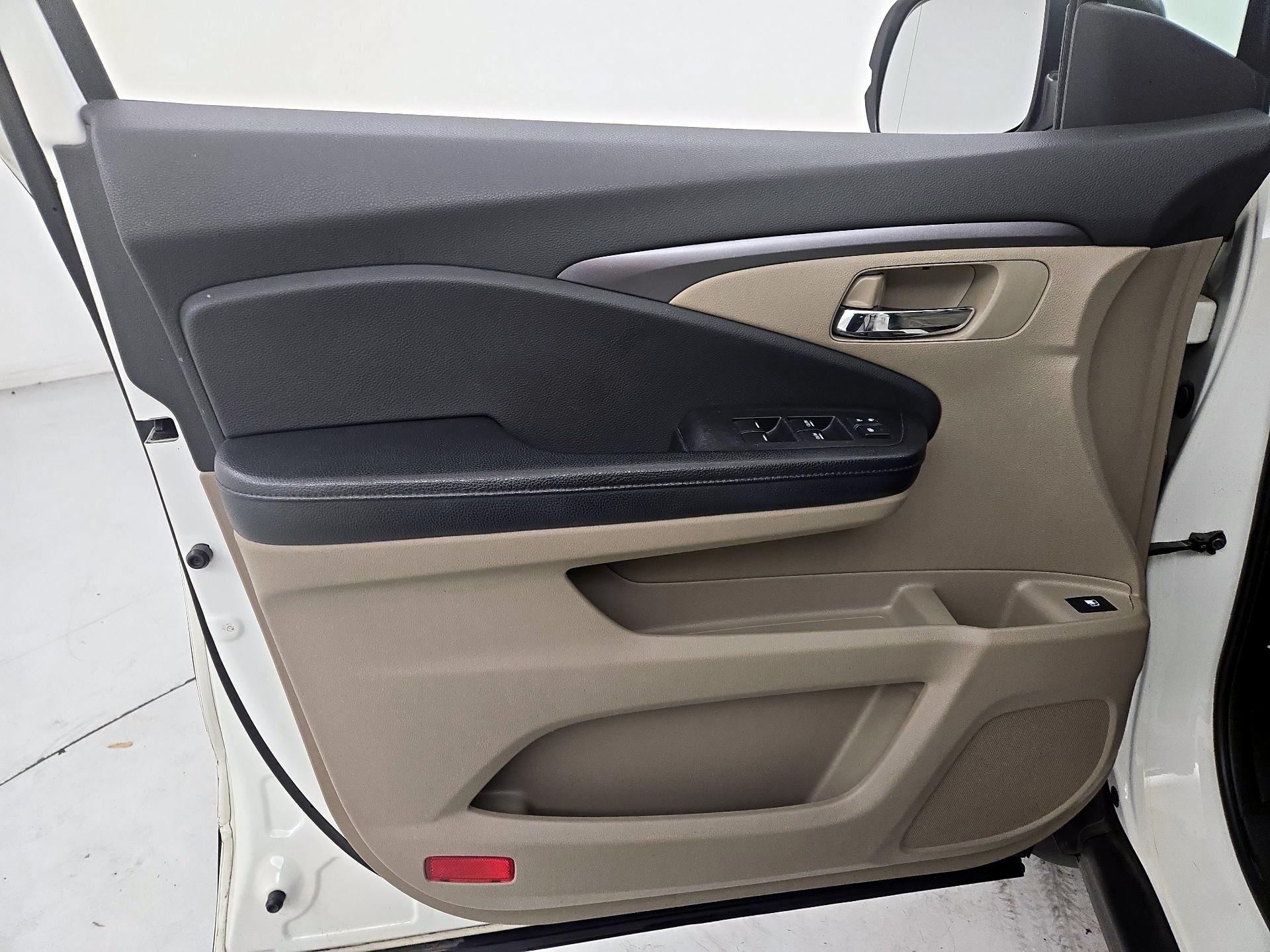 Thumbnail: 2016 Honda Pilot - 12