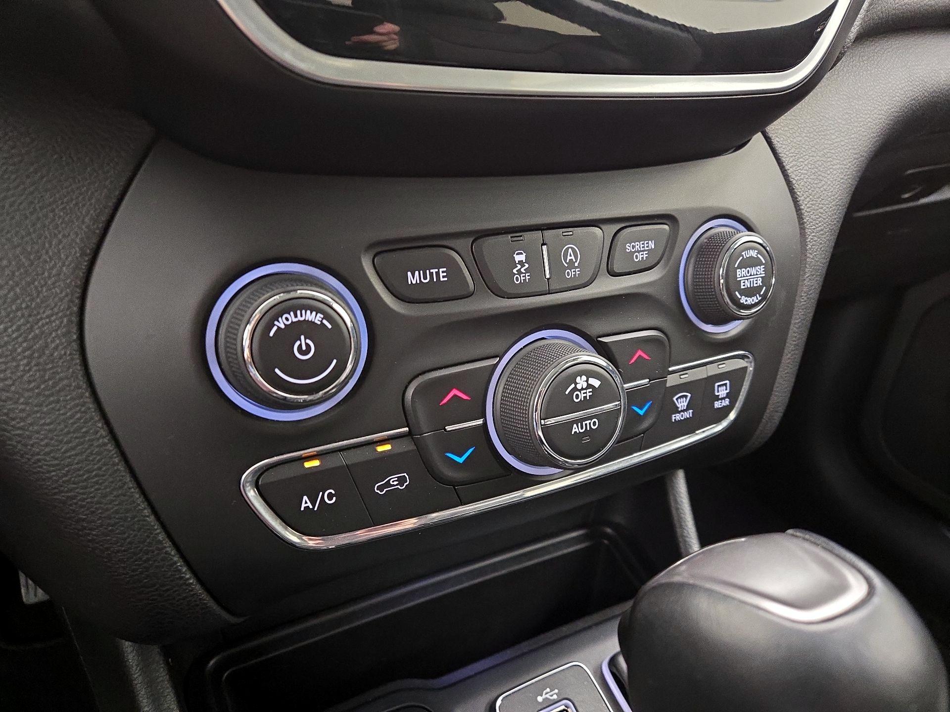 Thumbnail: 2019 Jeep Cherokee - 16