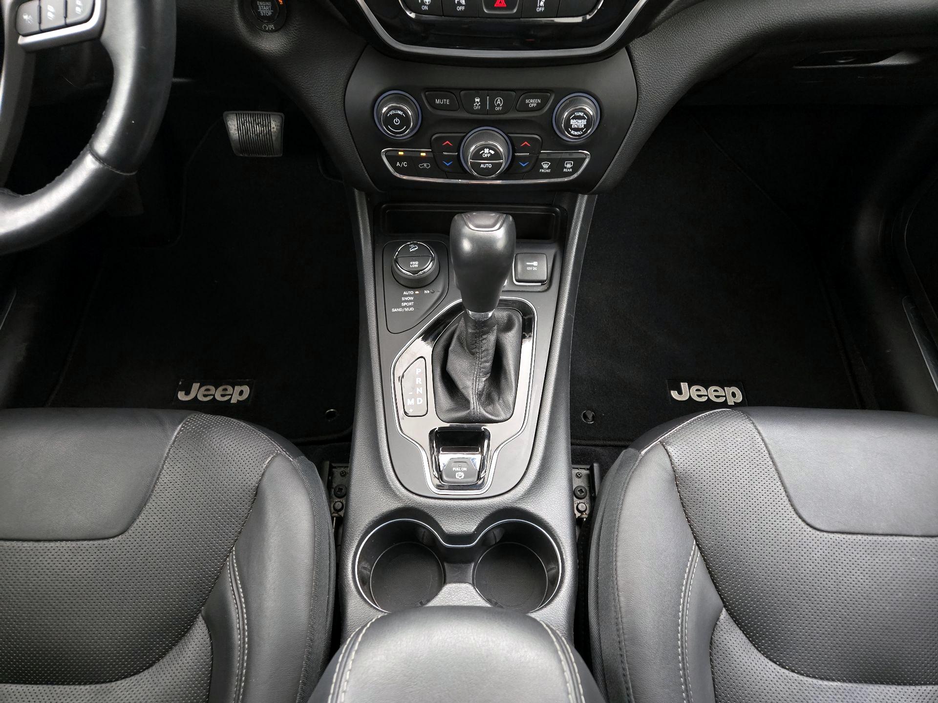 Thumbnail: 2019 Jeep Cherokee - 17