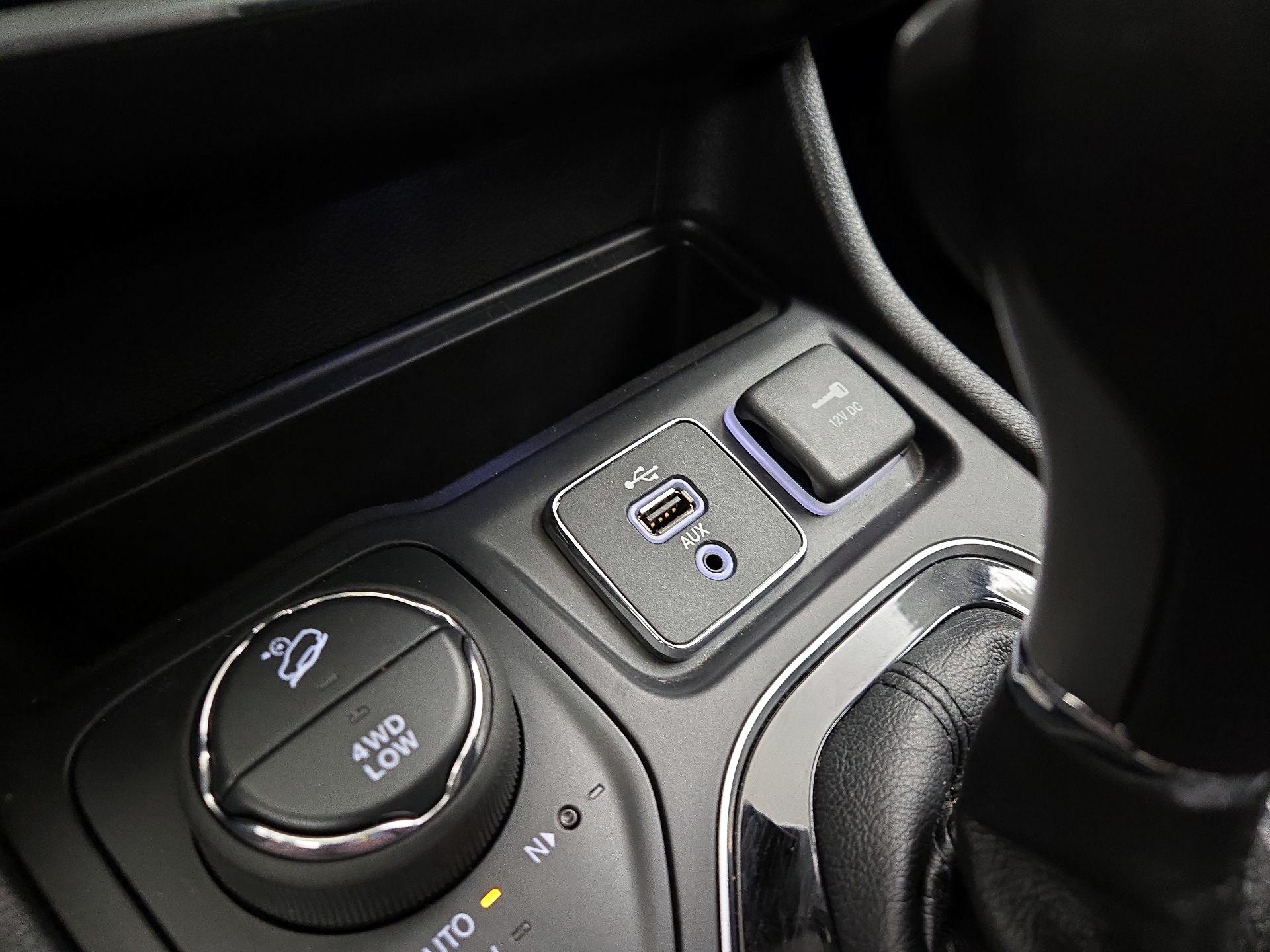 Thumbnail: 2019 Jeep Cherokee - 18