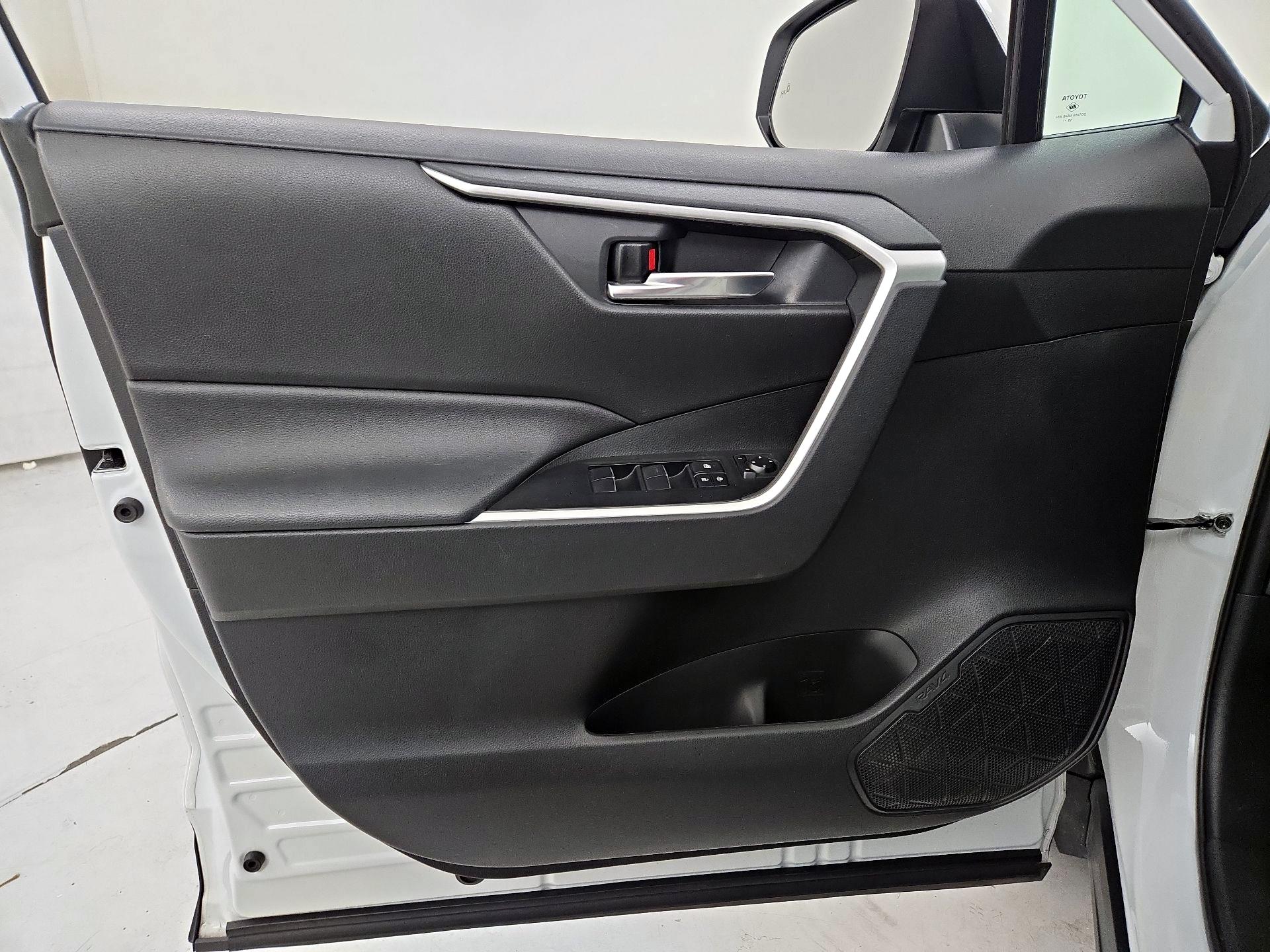 Thumbnail: 2020 Toyota RAV4 - 12