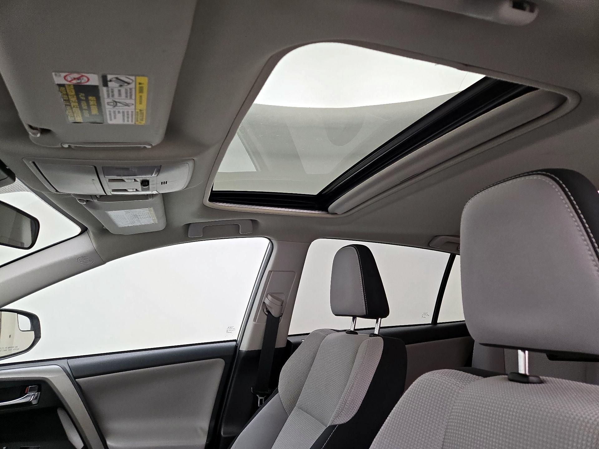 Thumbnail: 2018 Toyota RAV4 - 19