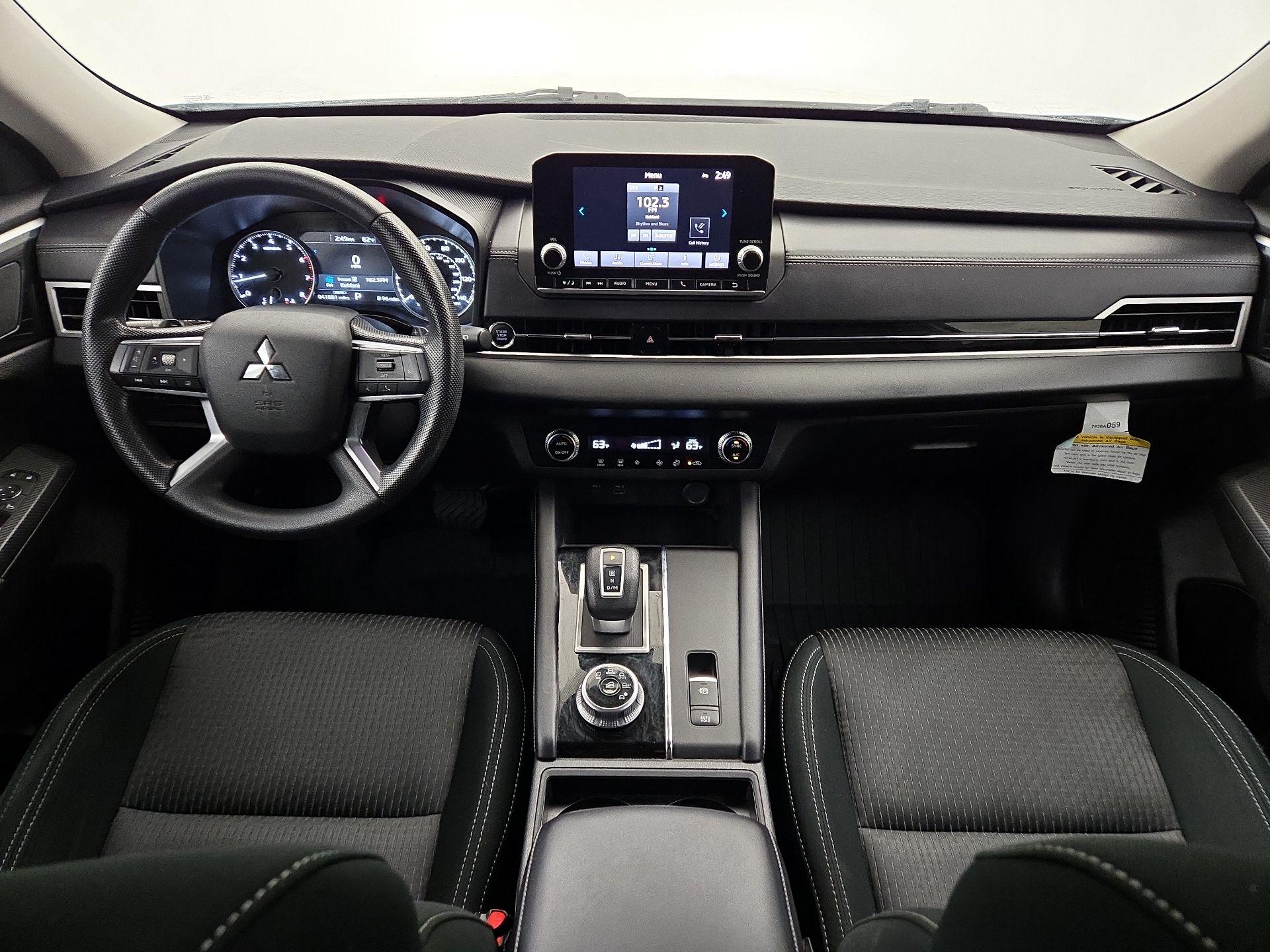 Thumbnail: 2023 Mitsubishi Outlander - 9