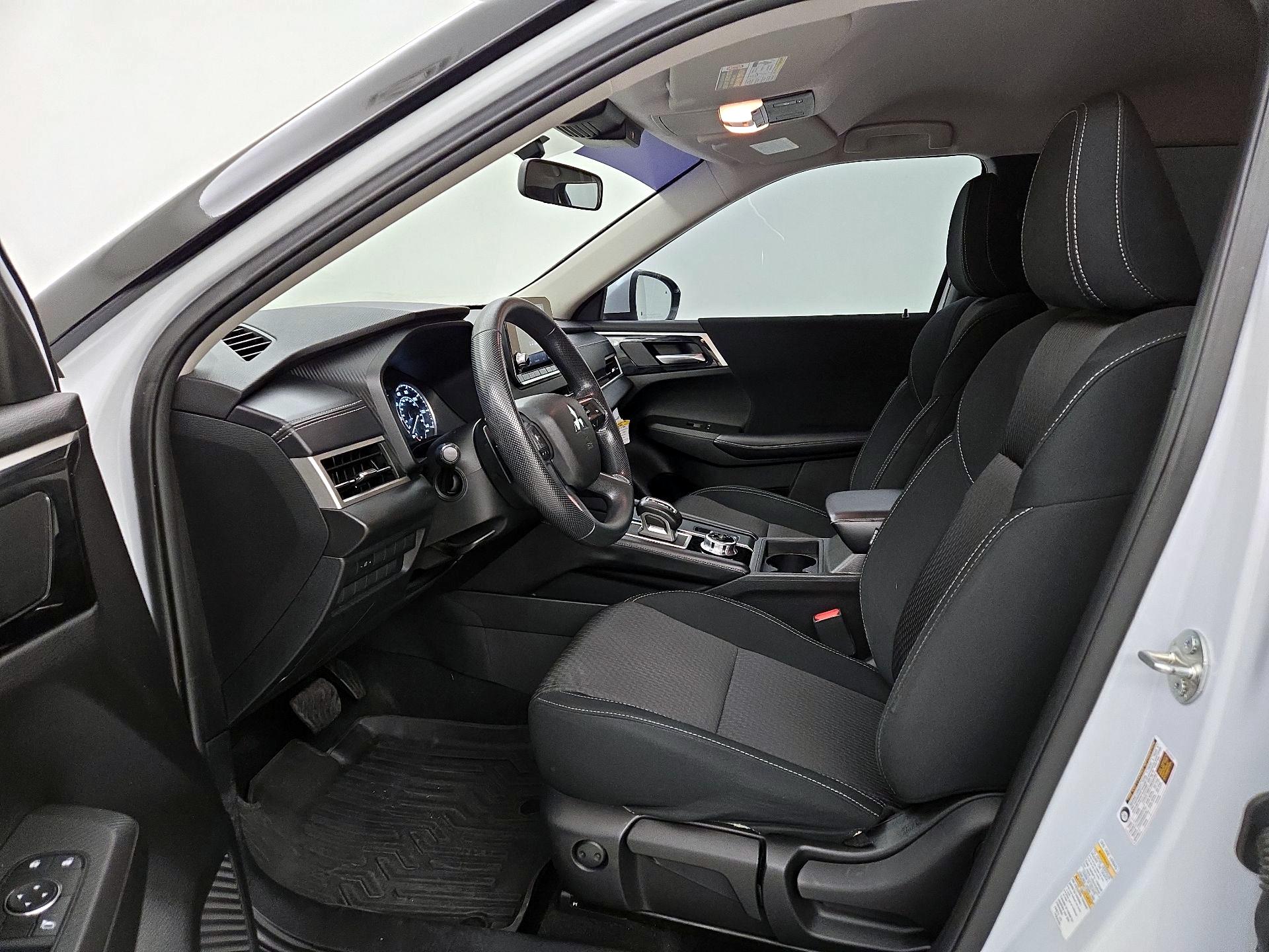 Thumbnail: 2023 Mitsubishi Outlander - 11