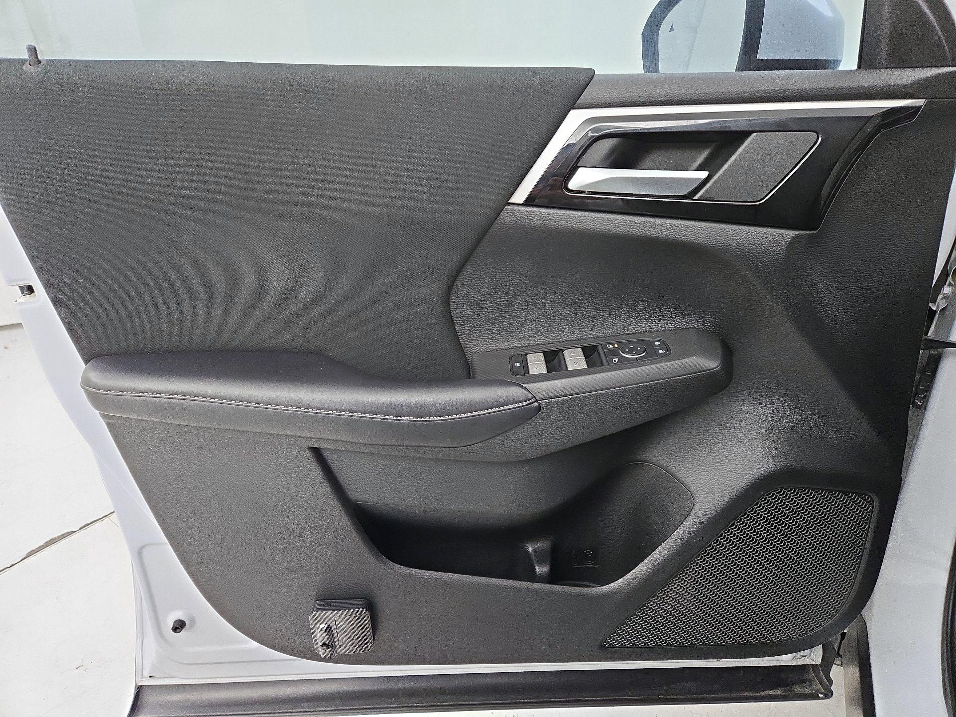 Thumbnail: 2023 Mitsubishi Outlander - 12