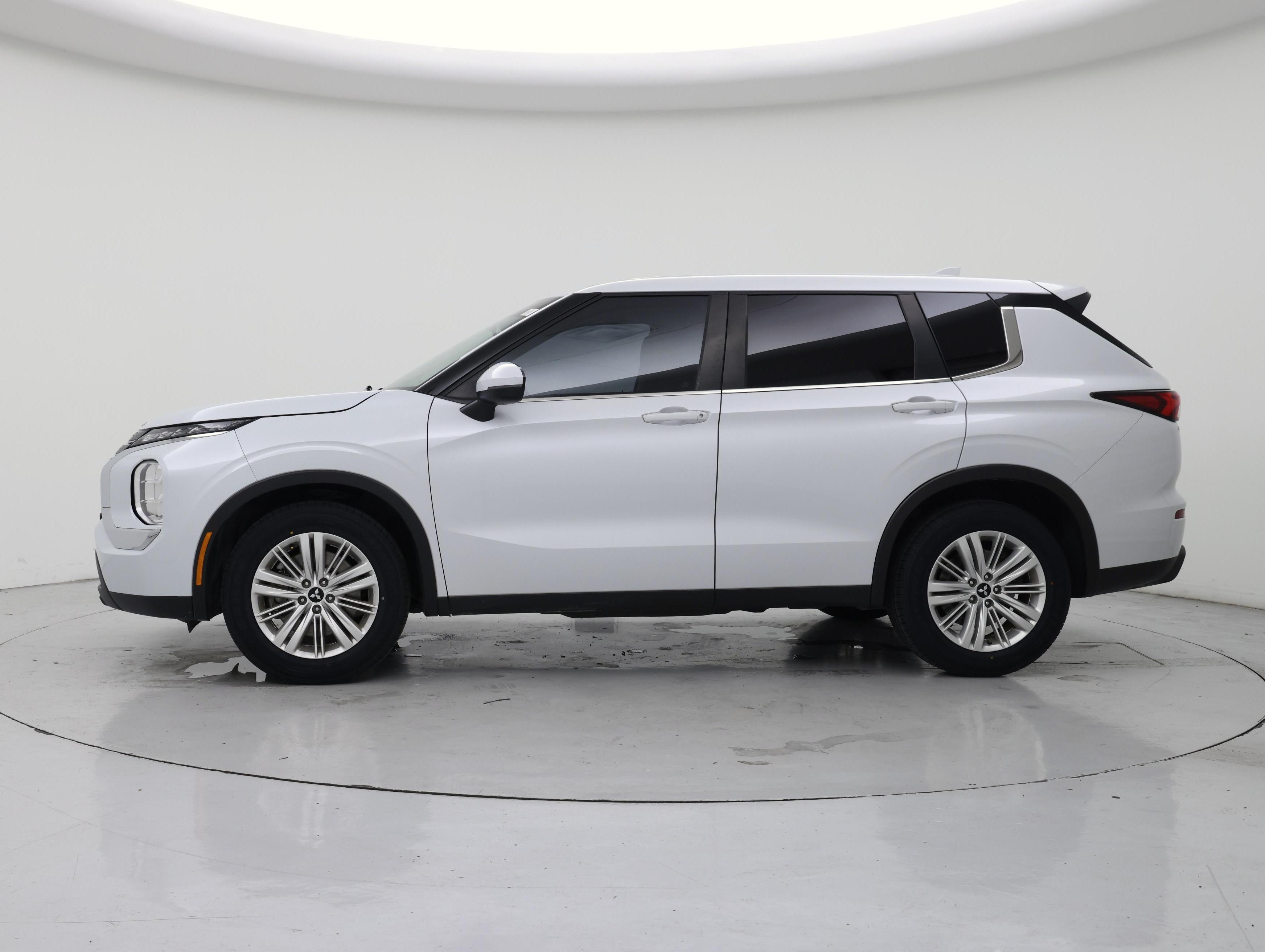 Thumbnail: 2023 Mitsubishi Outlander - 3
