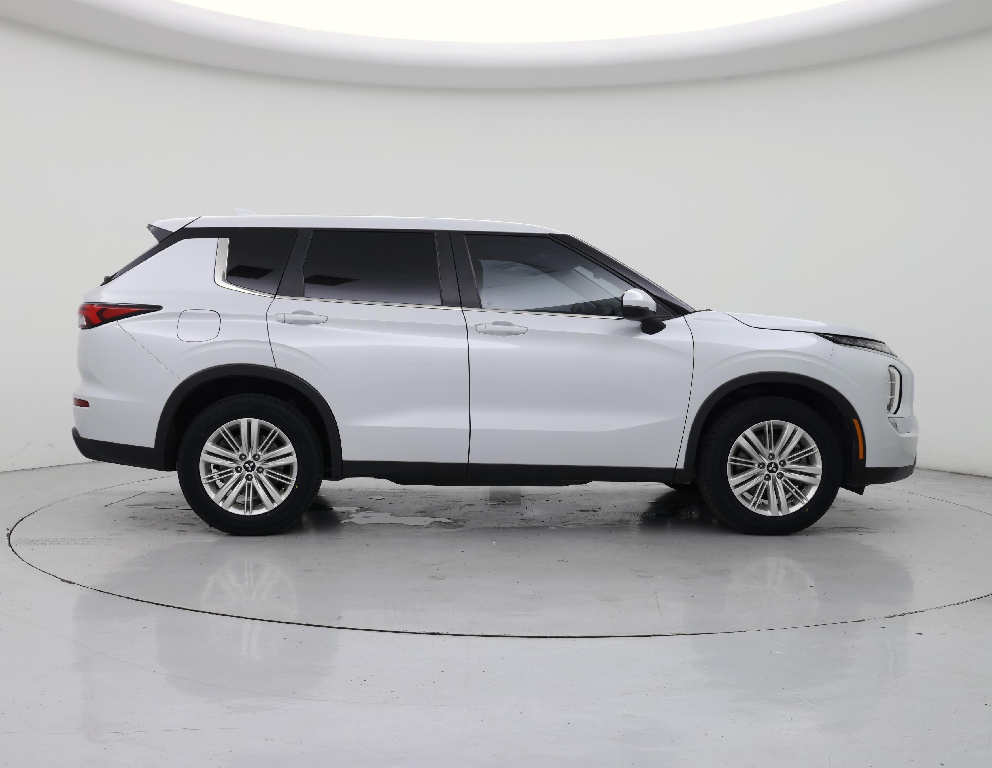 Thumbnail: 2023 Mitsubishi Outlander - 7