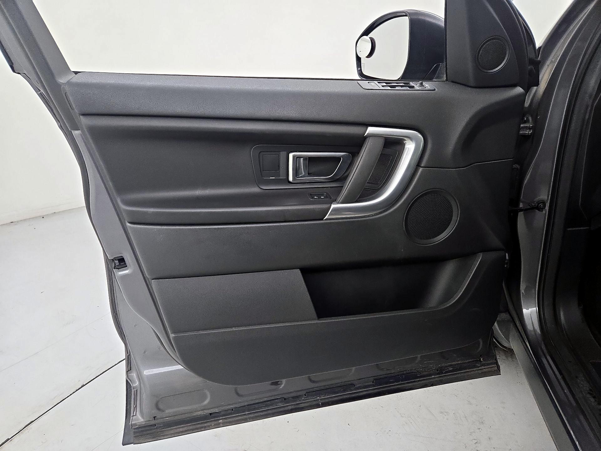 Thumbnail: 2017 Land Rover Discovery Sport - 12