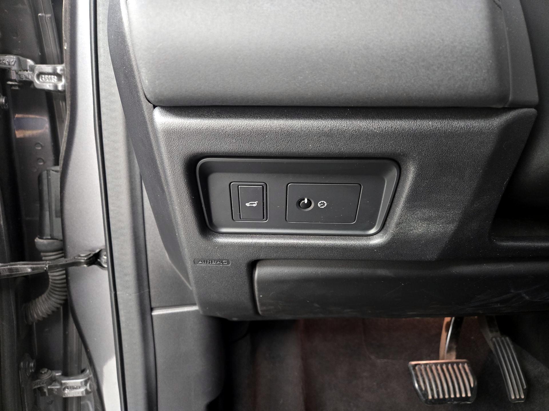 Thumbnail: 2017 Land Rover Discovery Sport - 13