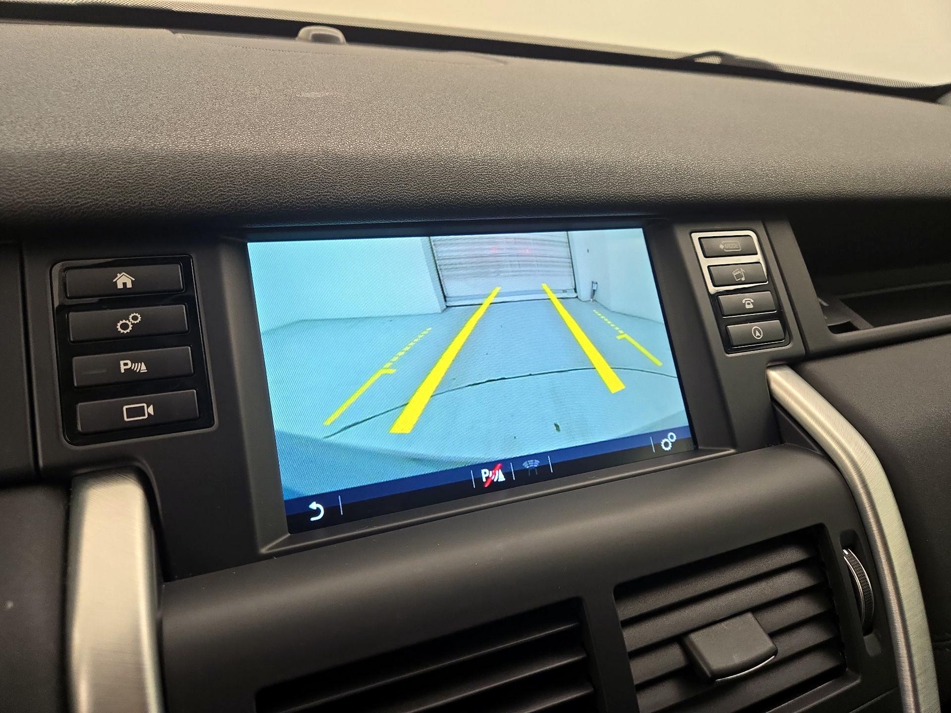 Thumbnail: 2017 Land Rover Discovery Sport - 14