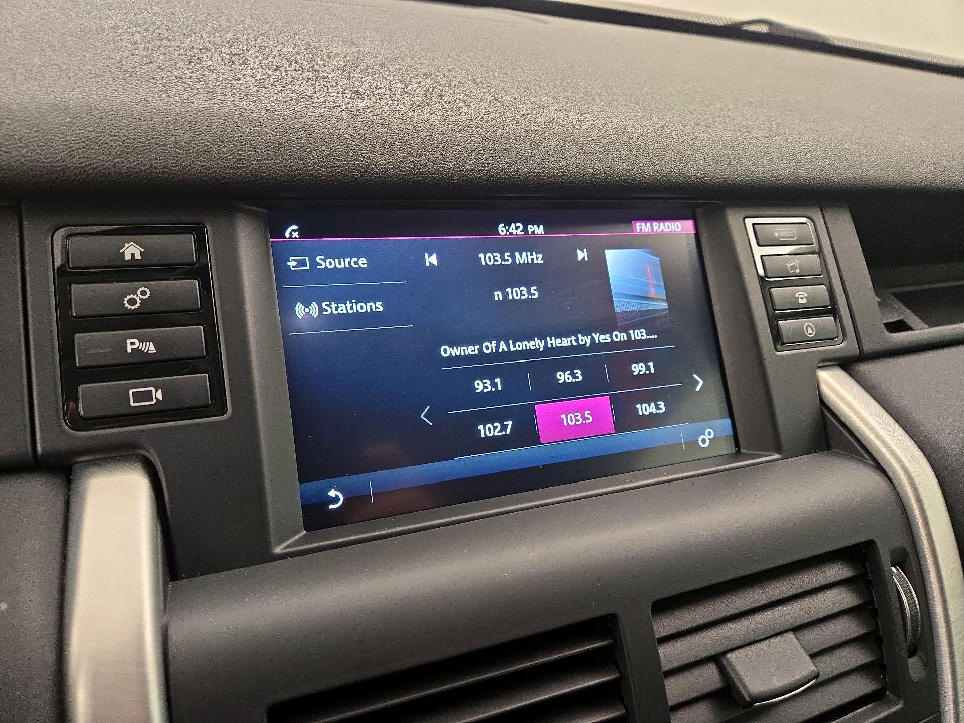 Thumbnail: 2017 Land Rover Discovery Sport - 15