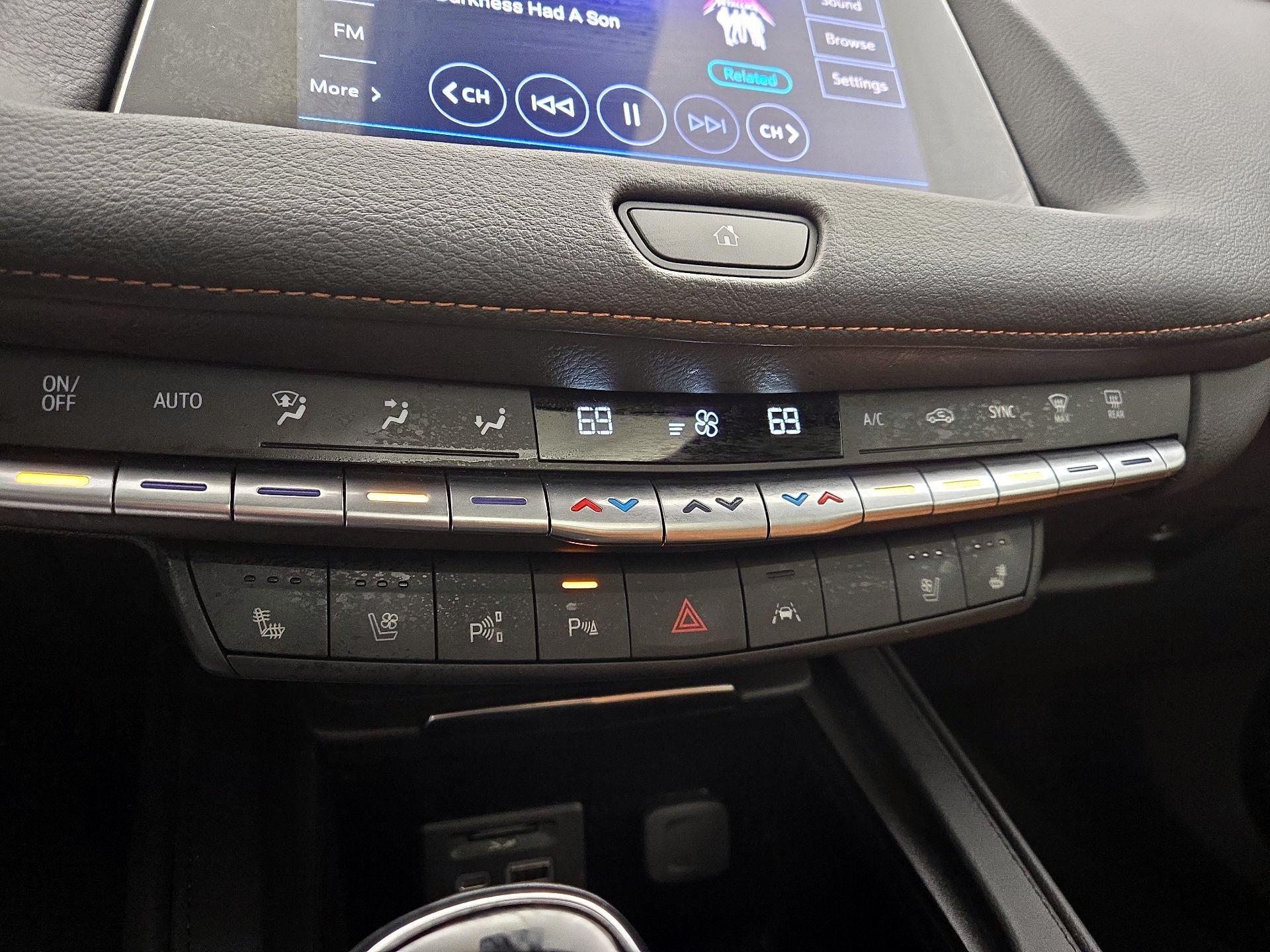 Thumbnail: 2023 Cadillac XT4 - 17