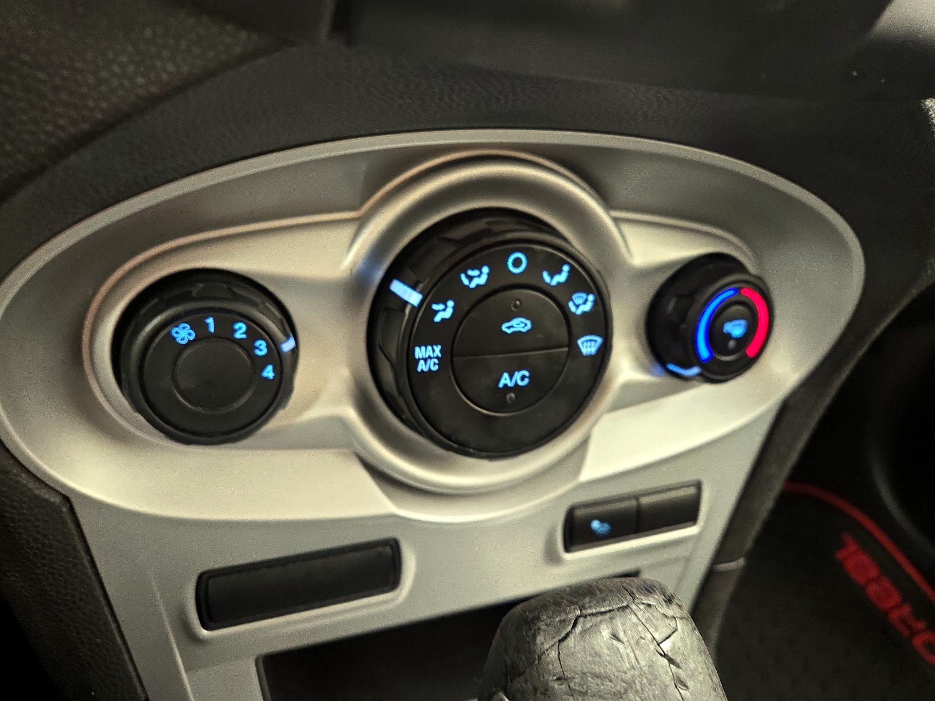 Thumbnail: 2015 Ford Fiesta - 15