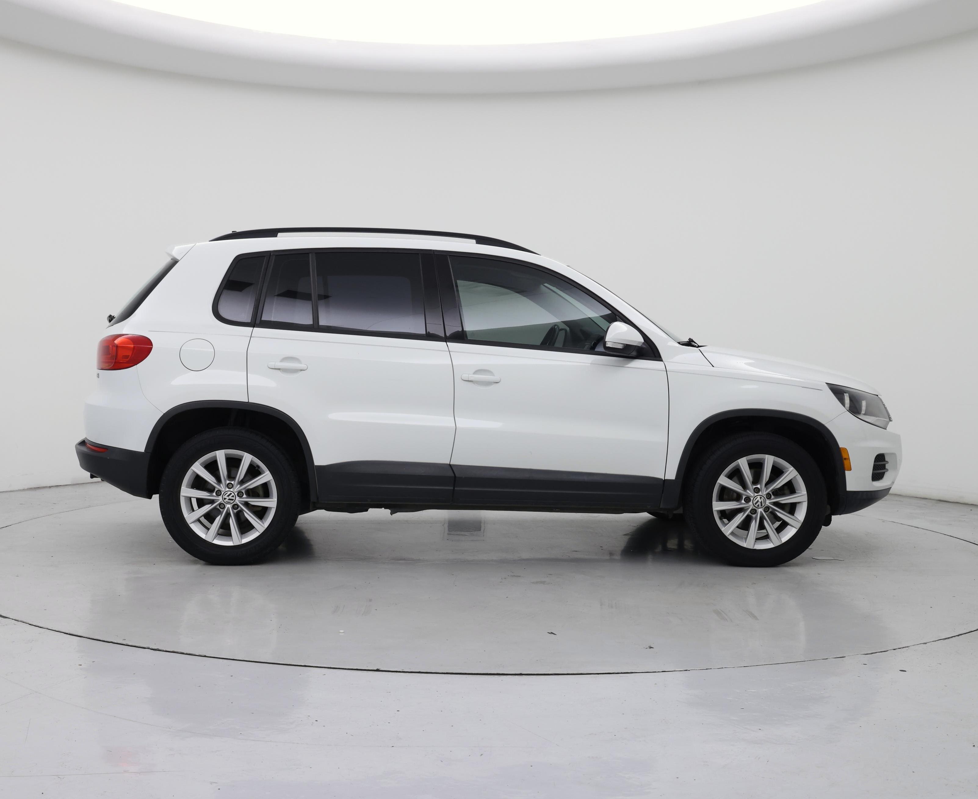 Thumbnail: 2017 Volkswagen Tiguan - 7