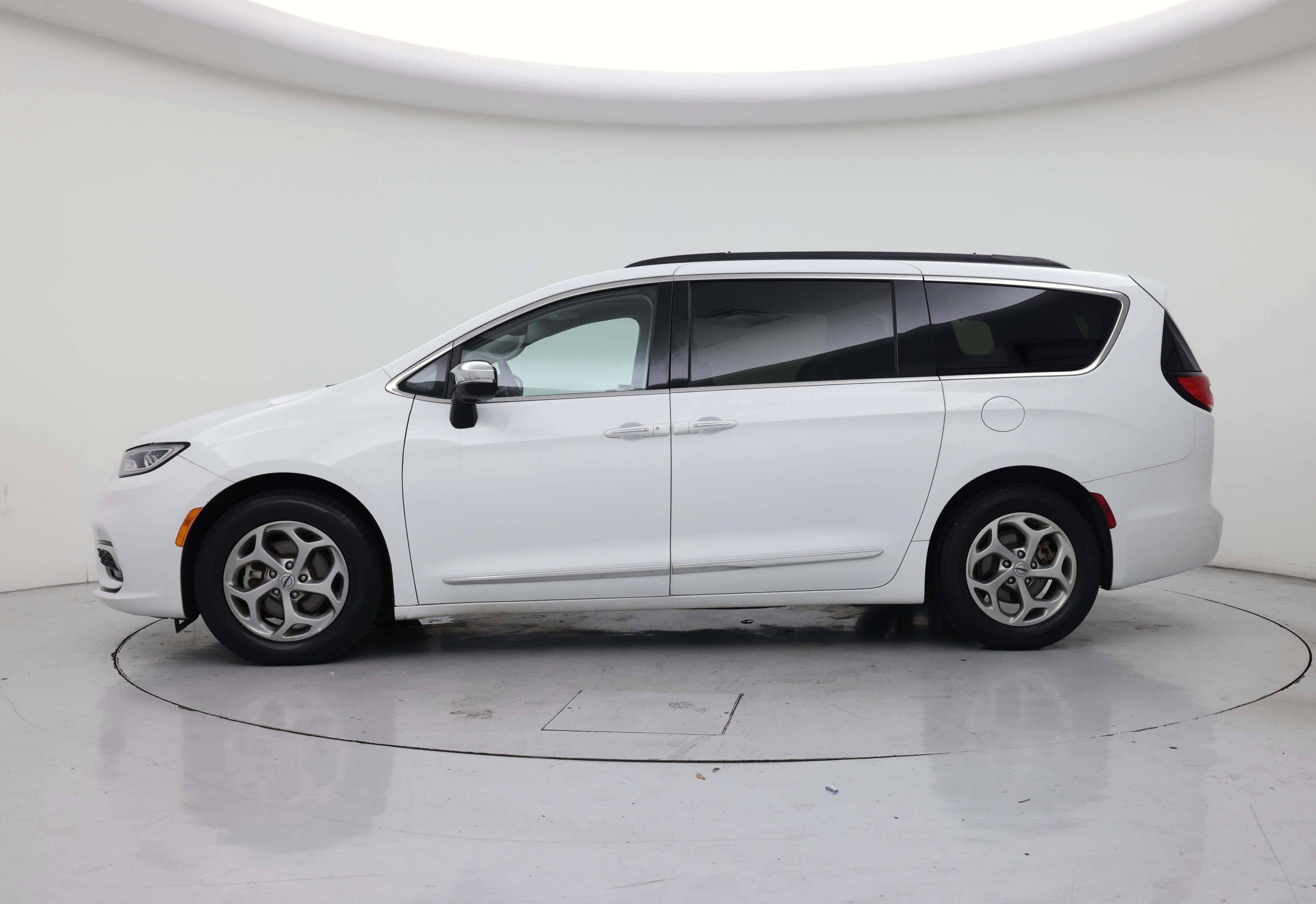 Thumbnail: 2023 Chrysler Pacifica - 3
