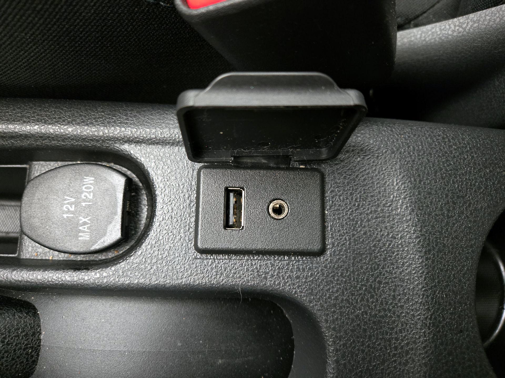 Thumbnail: 2015 Nissan Versa Note - 17