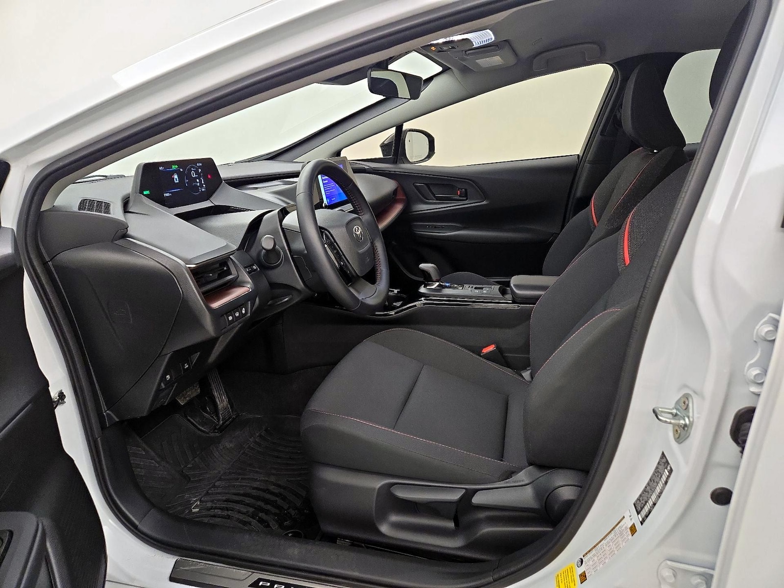2025 Toyota Prius SE - Photo 12