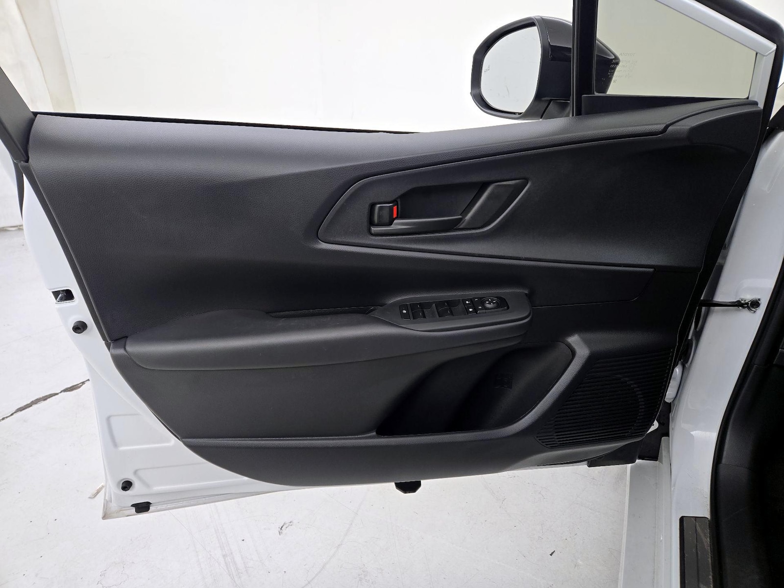 2025 Toyota Prius SE - Photo 13