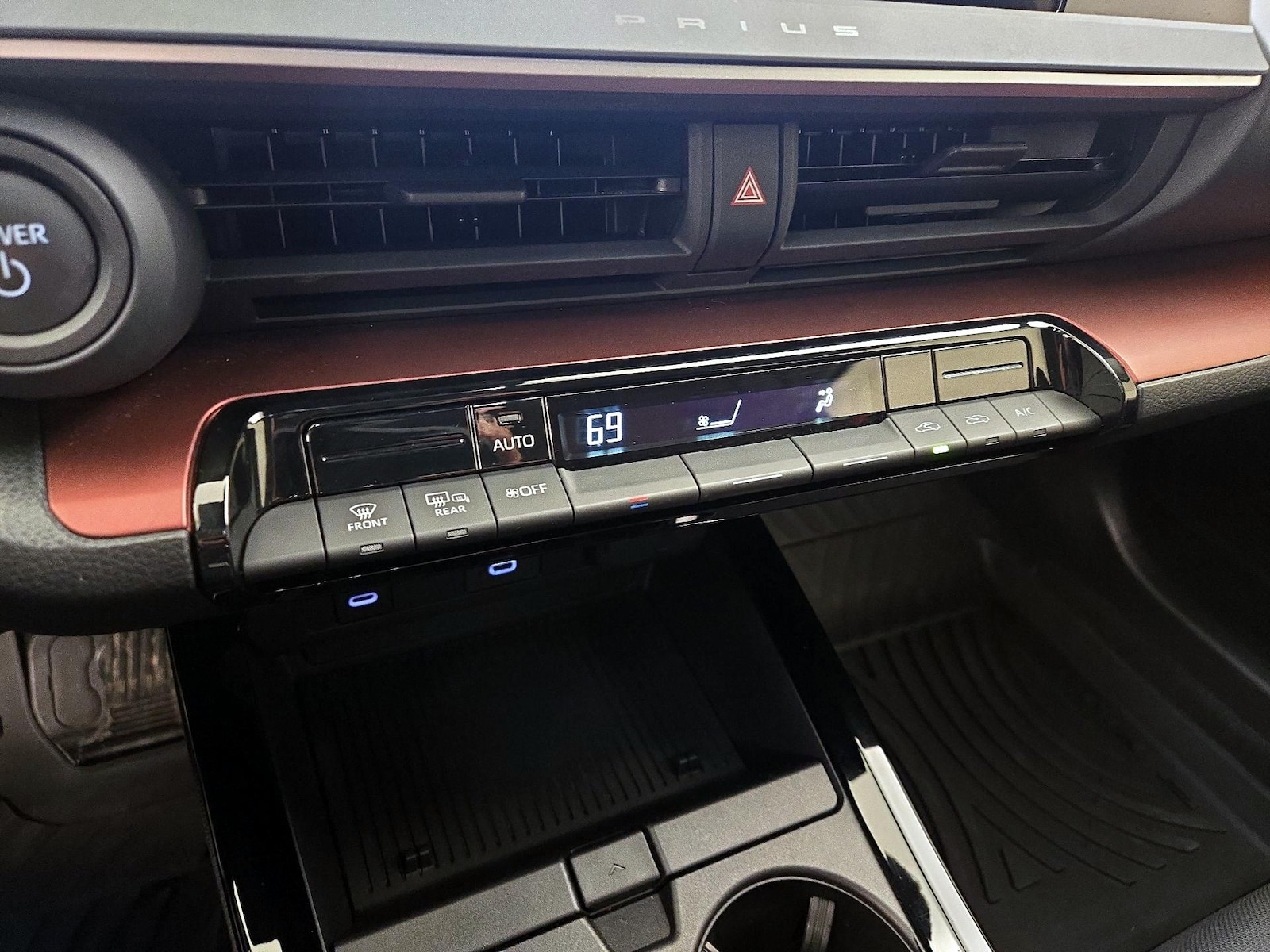 2025 Toyota Prius SE - Photo 18