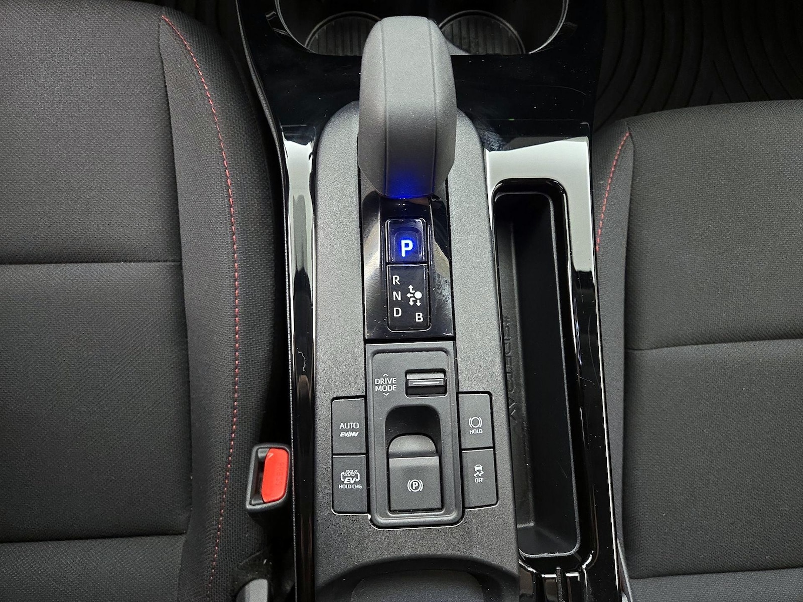 2025 Toyota Prius SE - Photo 19