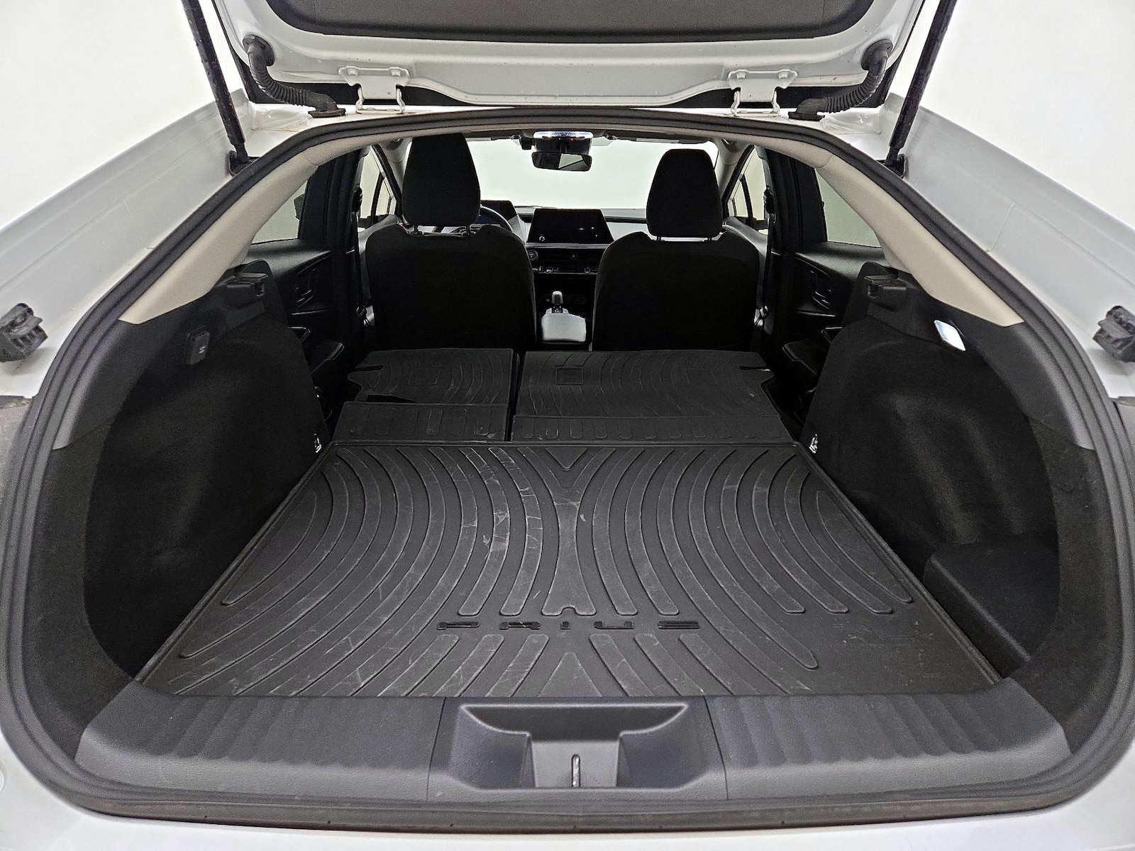2025 Toyota Prius SE - Photo 23