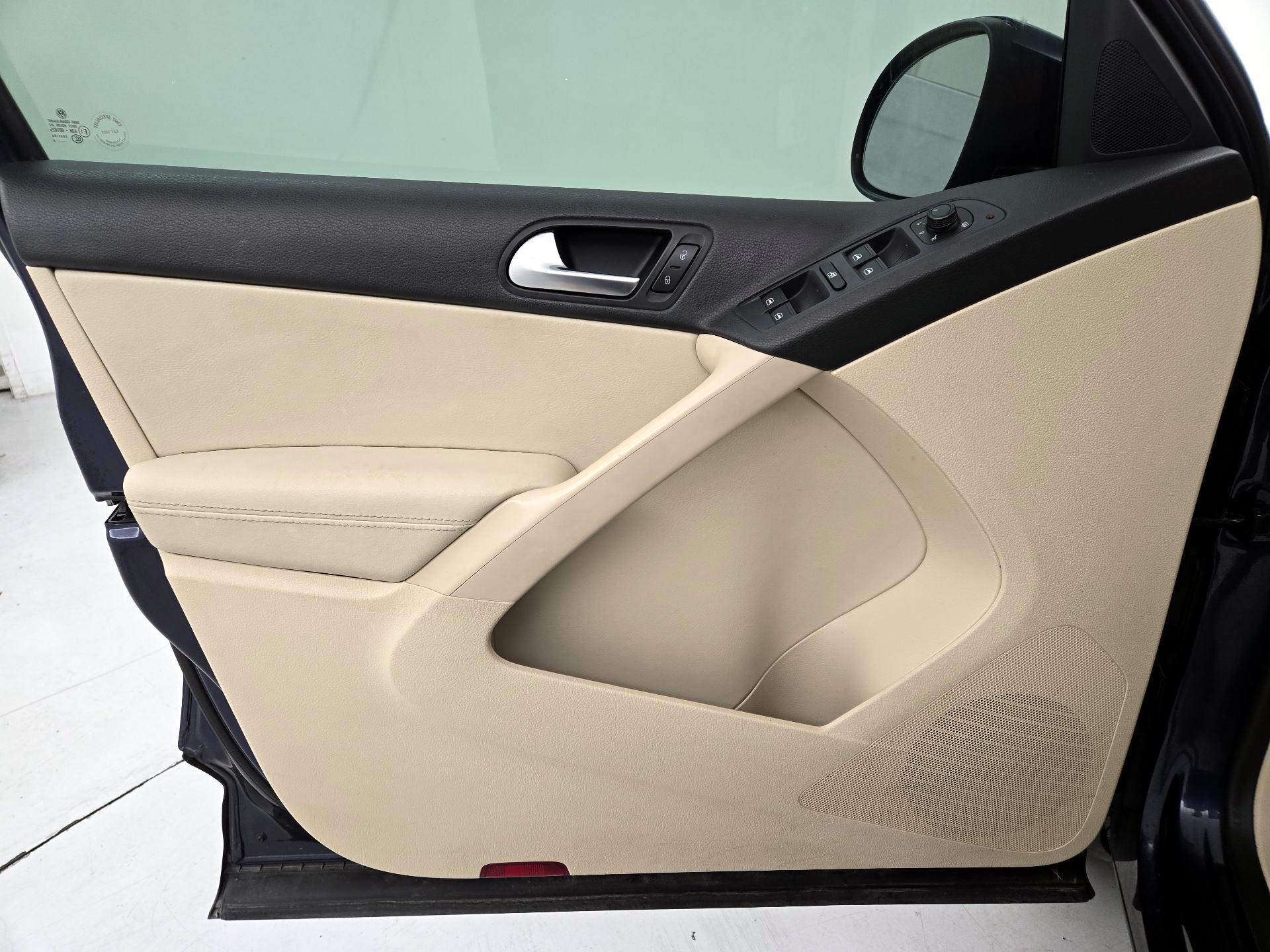 Thumbnail: 2016 Volkswagen Tiguan - 12