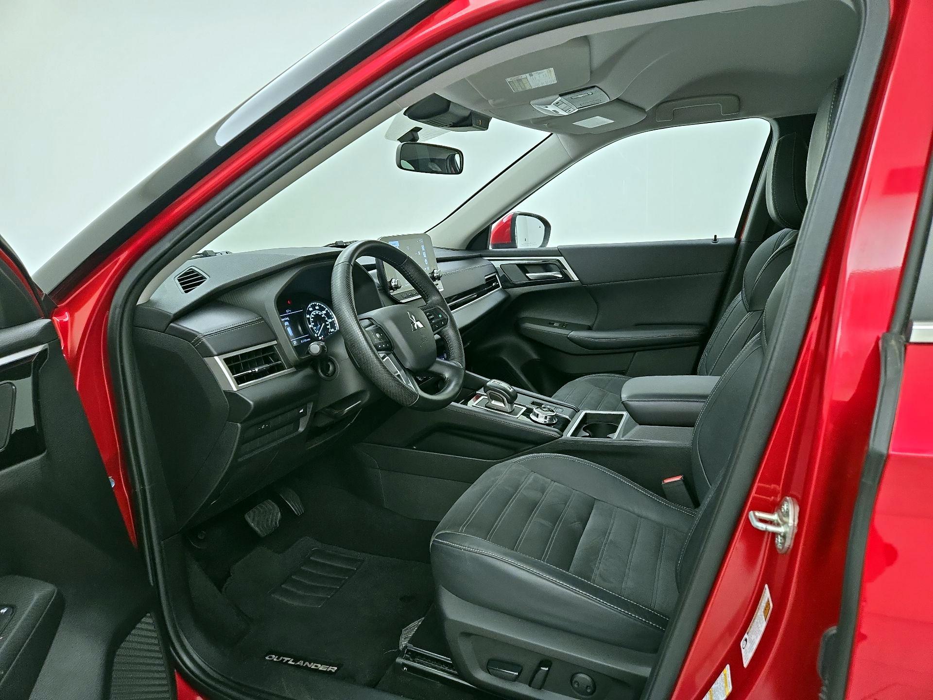 Thumbnail: 2023 Mitsubishi Outlander - 11