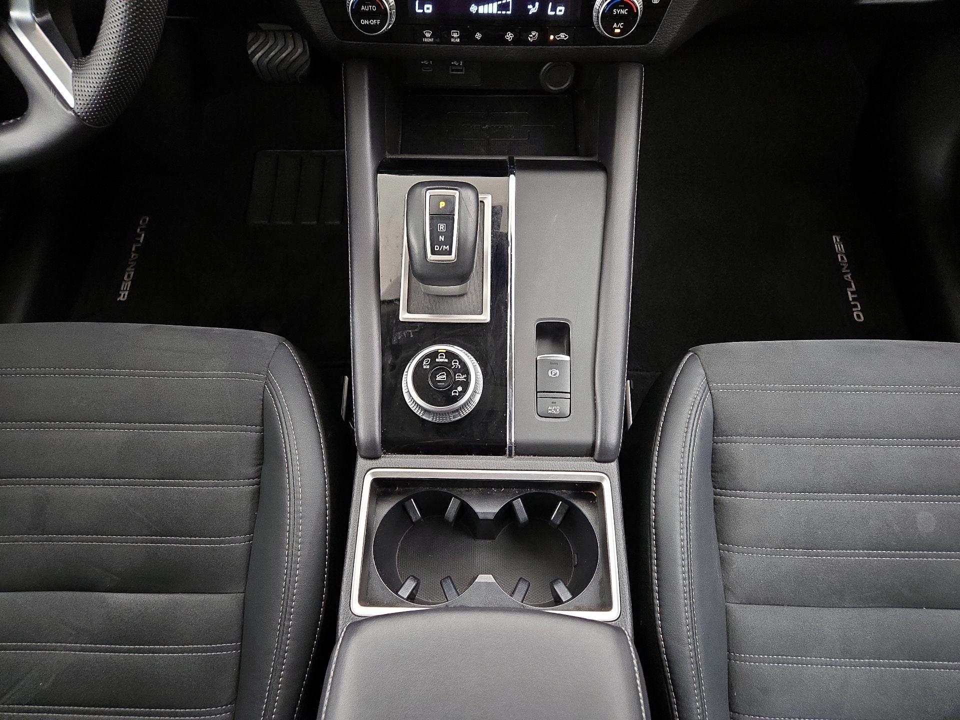 Thumbnail: 2023 Mitsubishi Outlander - 18