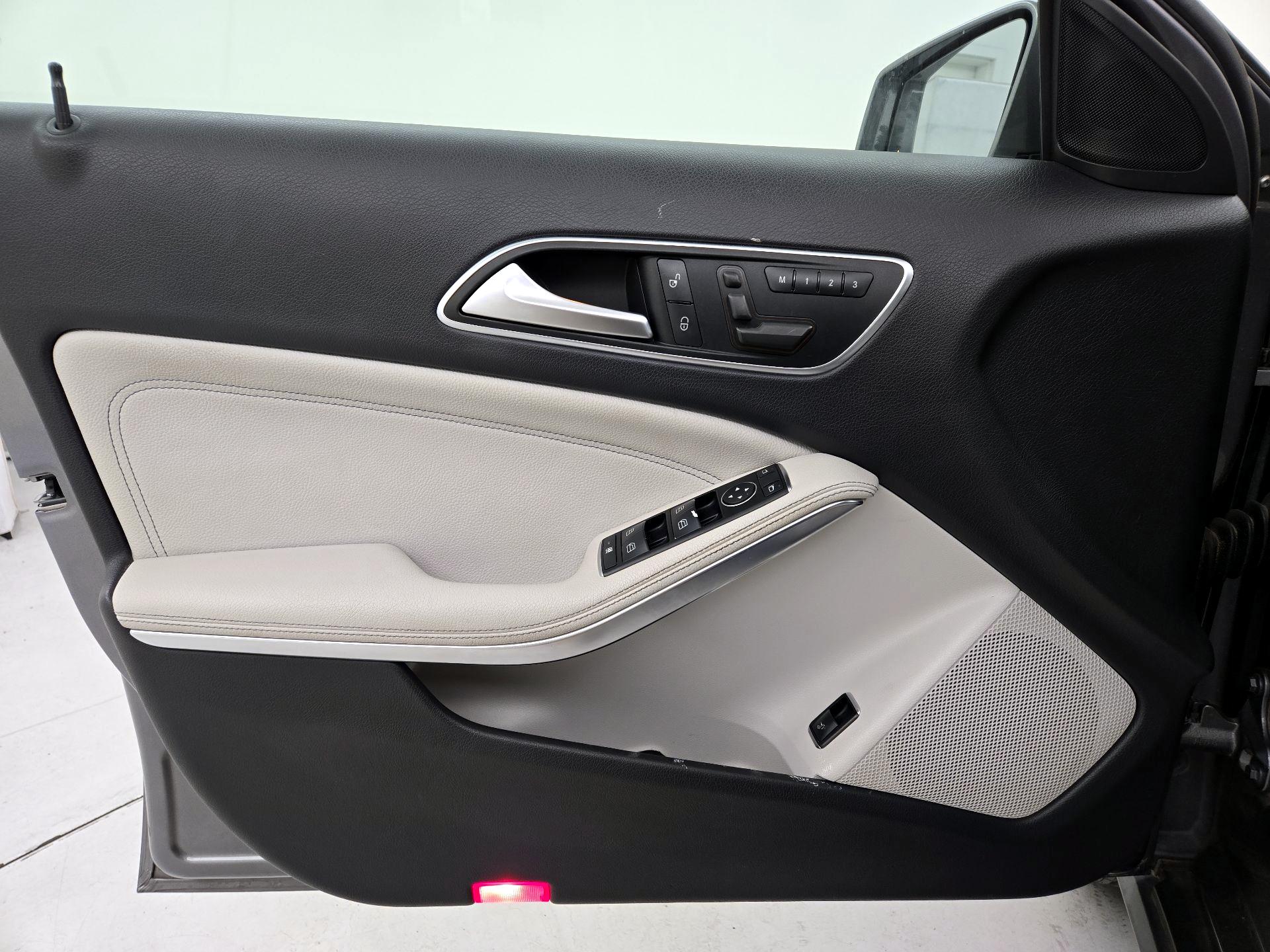 Thumbnail: 2015 Mercedes-Benz GLA - 12