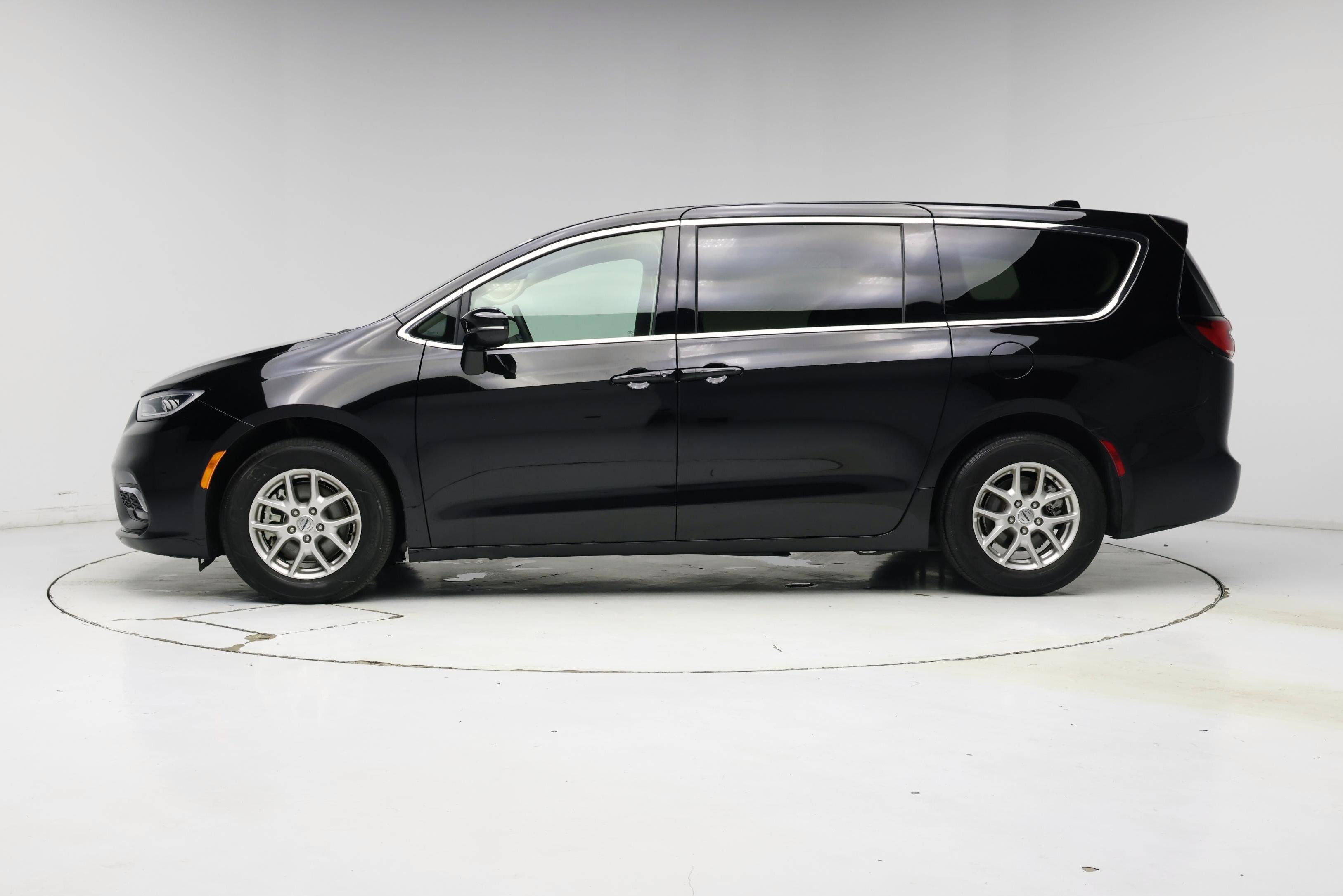 Thumbnail: 2024 Chrysler Pacifica - 3