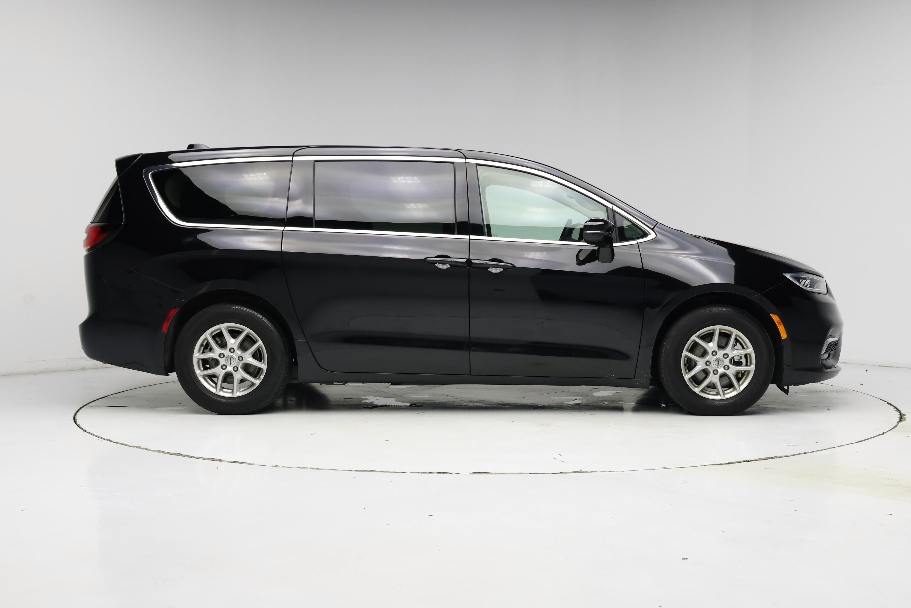 Thumbnail: 2024 Chrysler Pacifica - 7
