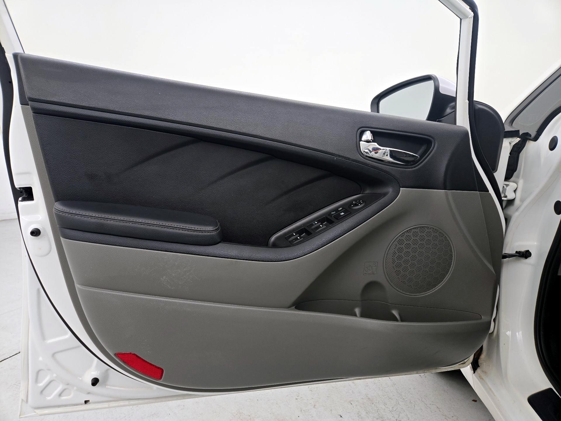 Thumbnail: 2016 Kia Forte - 12
