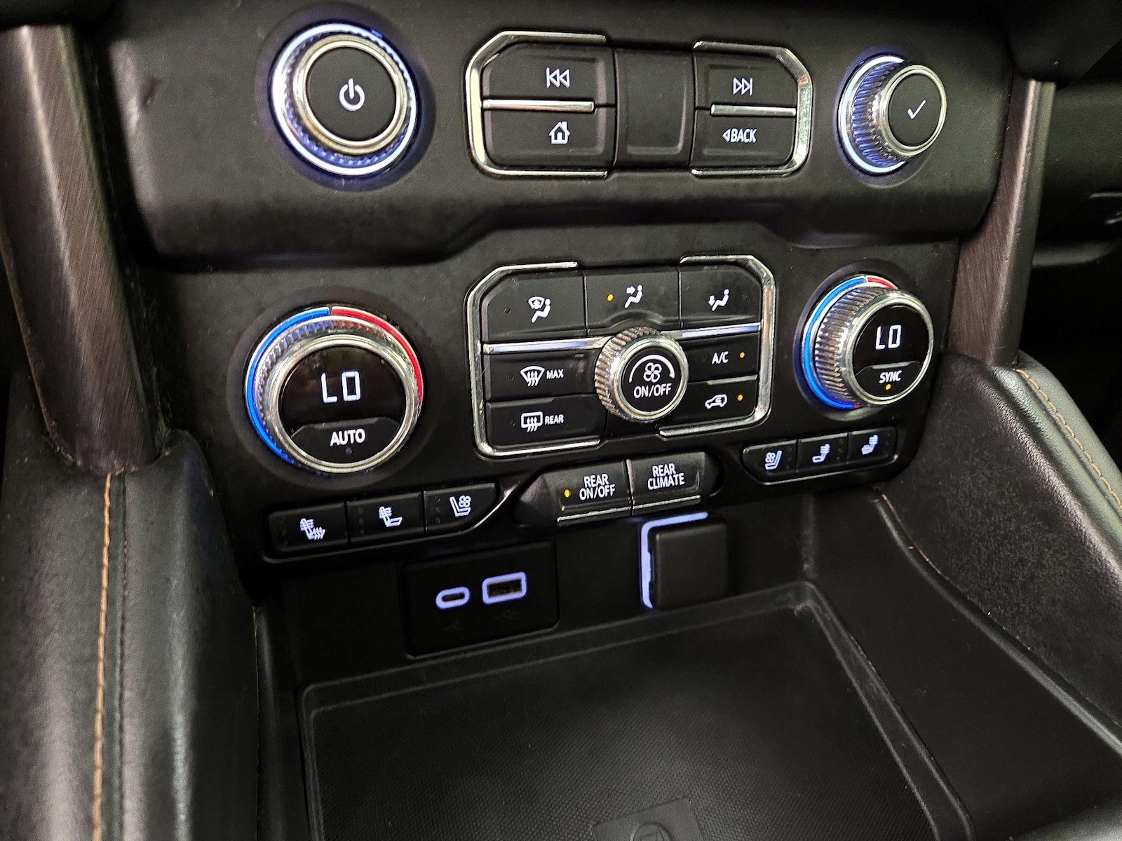 2022 GMC Yukon AT4 - Photo 18