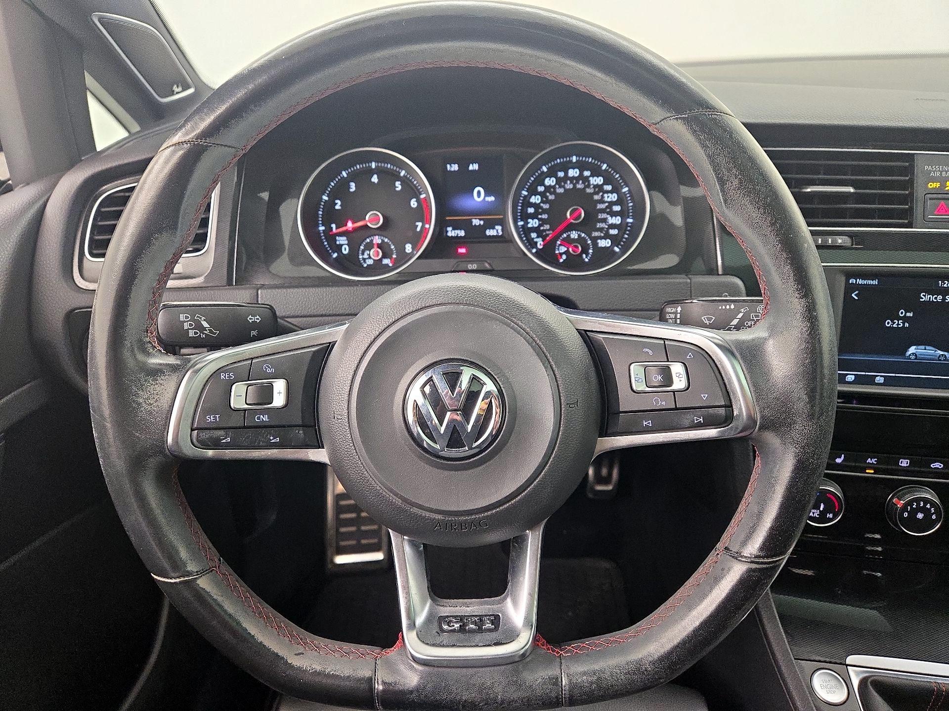Thumbnail: 2016 Volkswagen Golf - 10