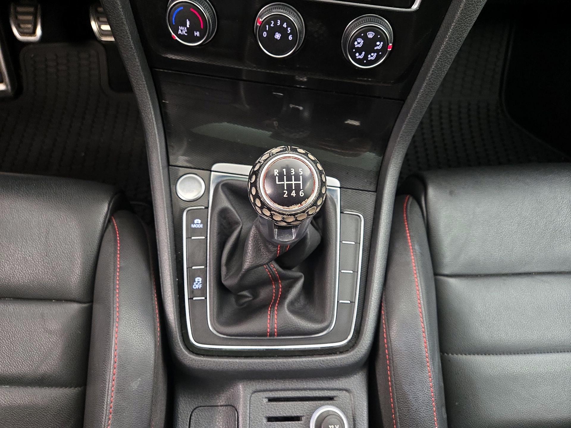 Thumbnail: 2016 Volkswagen Golf - 17