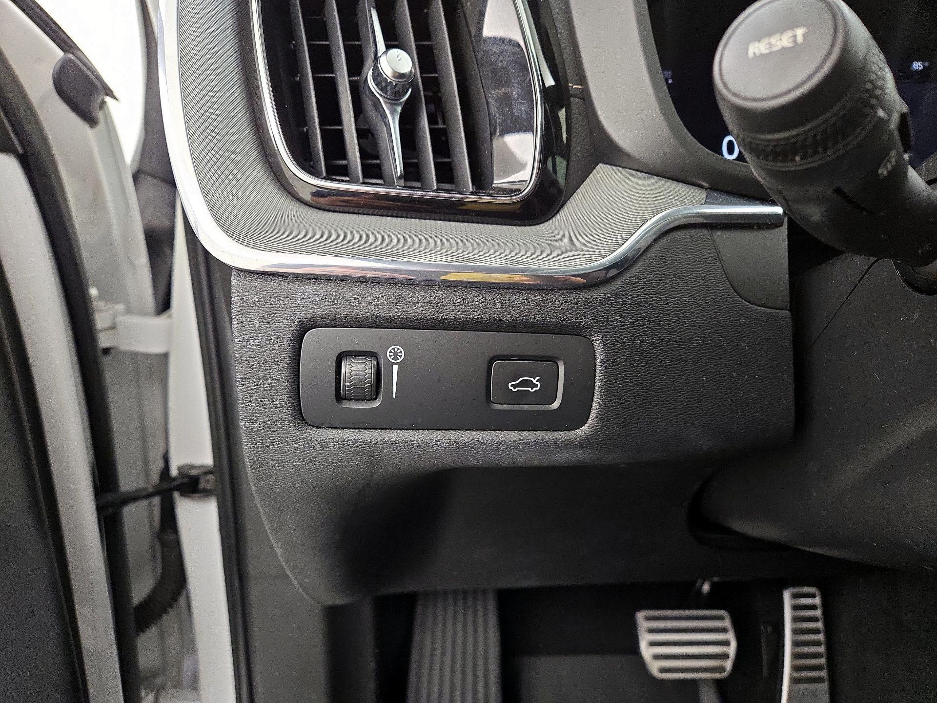 Thumbnail: 2022 Volvo XC60 - 13