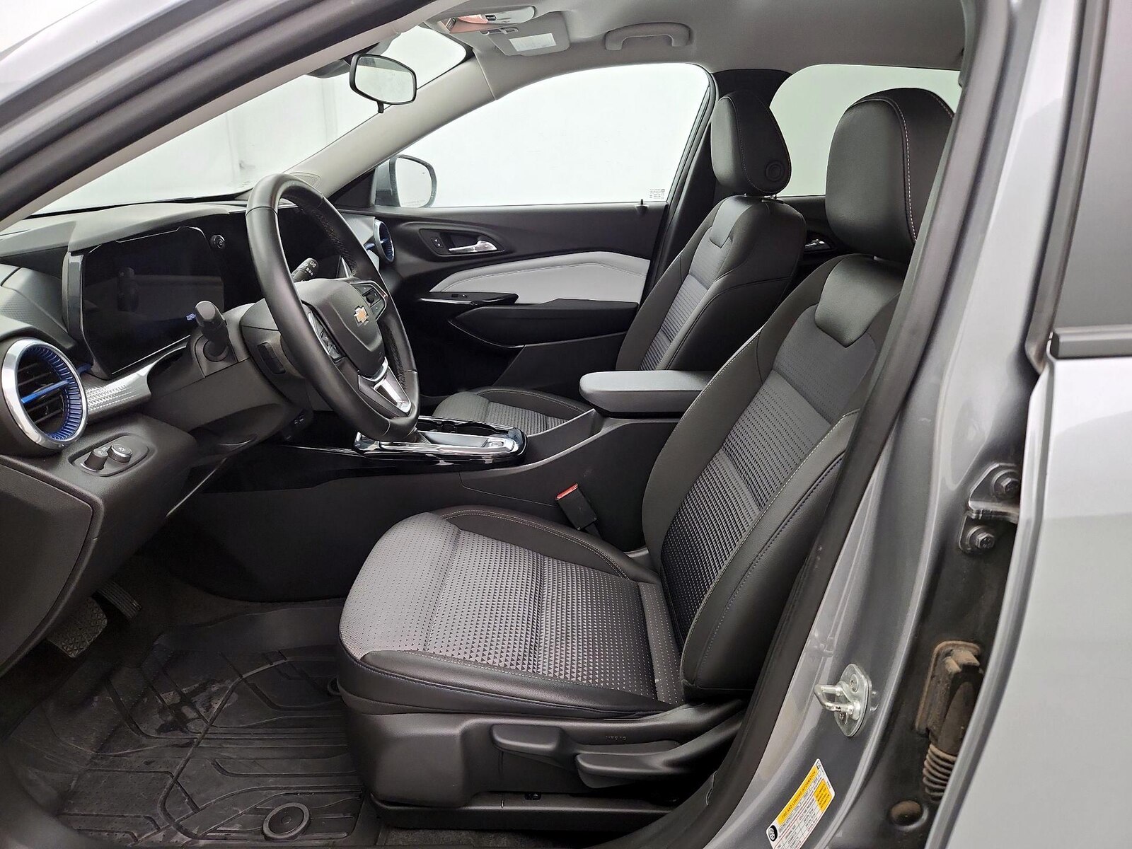 2025 Chevrolet Trax LT - Photo 12