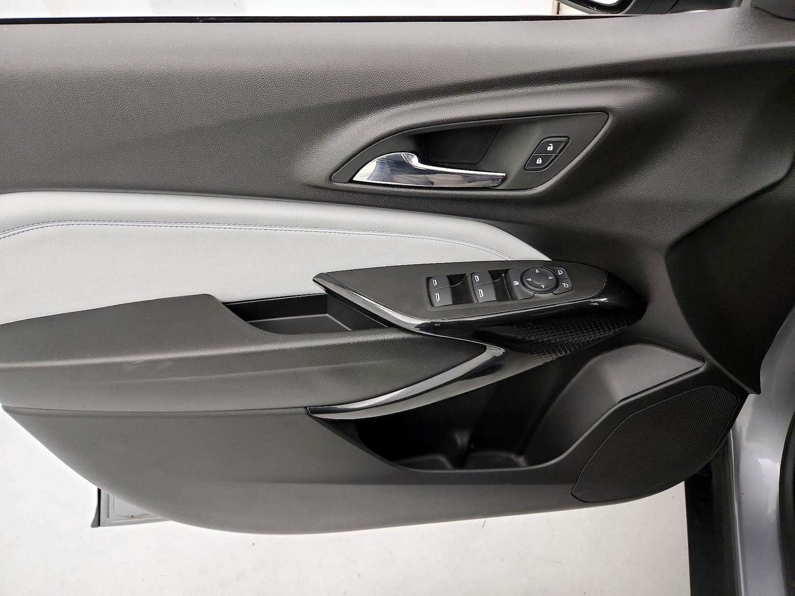 2025 Chevrolet Trax LT - Photo 13