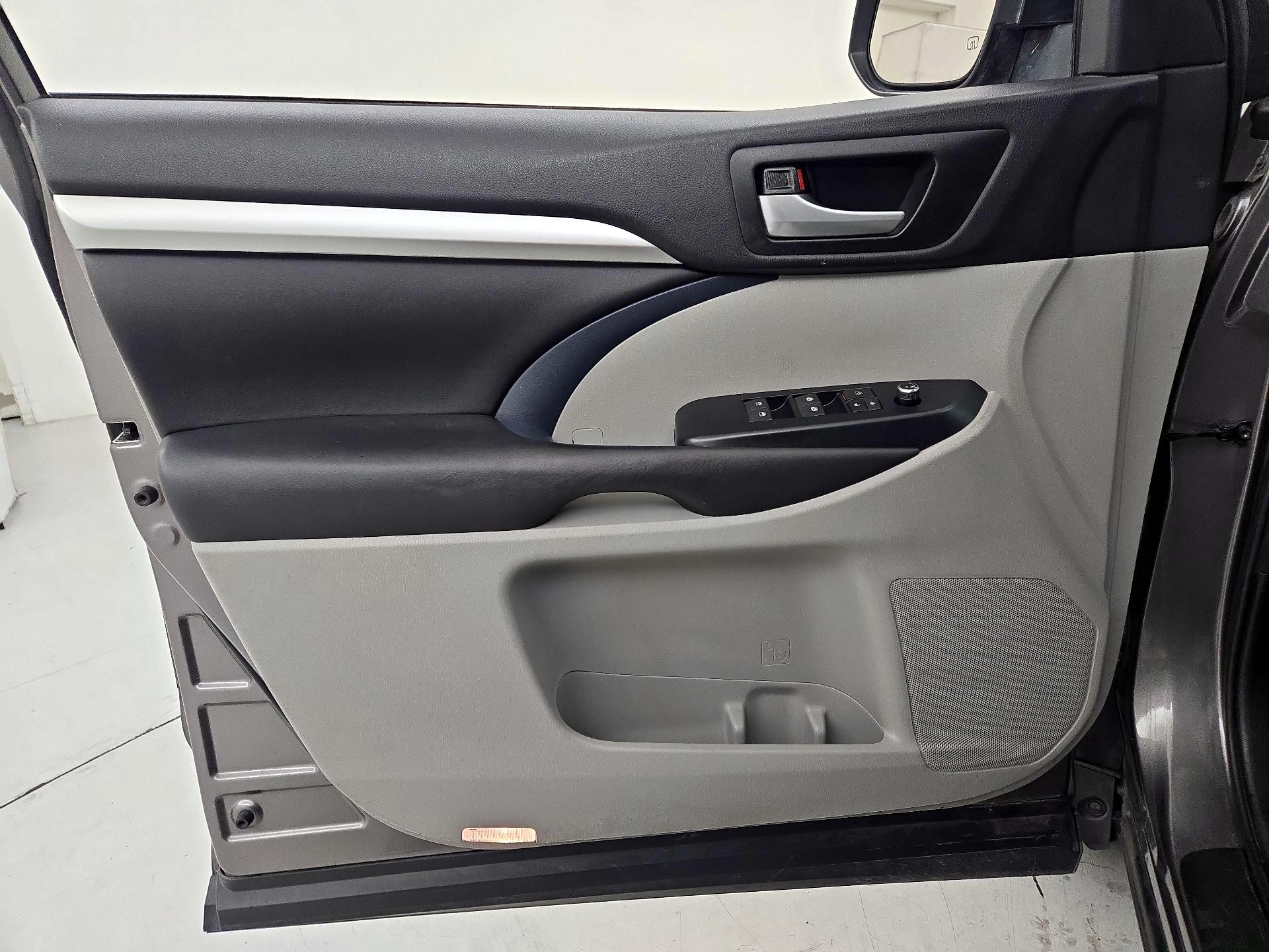 Thumbnail: 2016 Toyota Highlander - 12