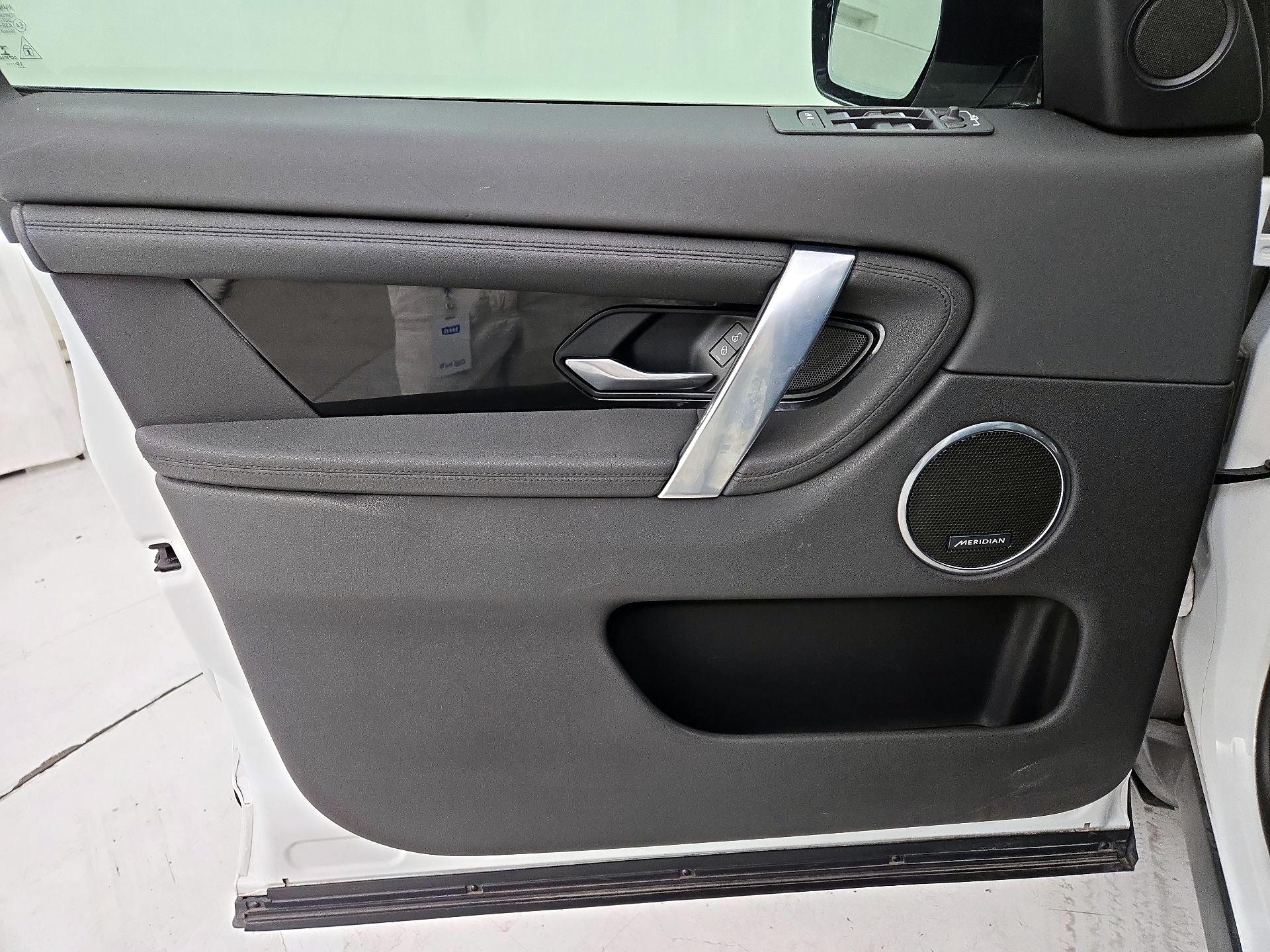 Thumbnail: 2020 Land Rover Discovery Sport - 12