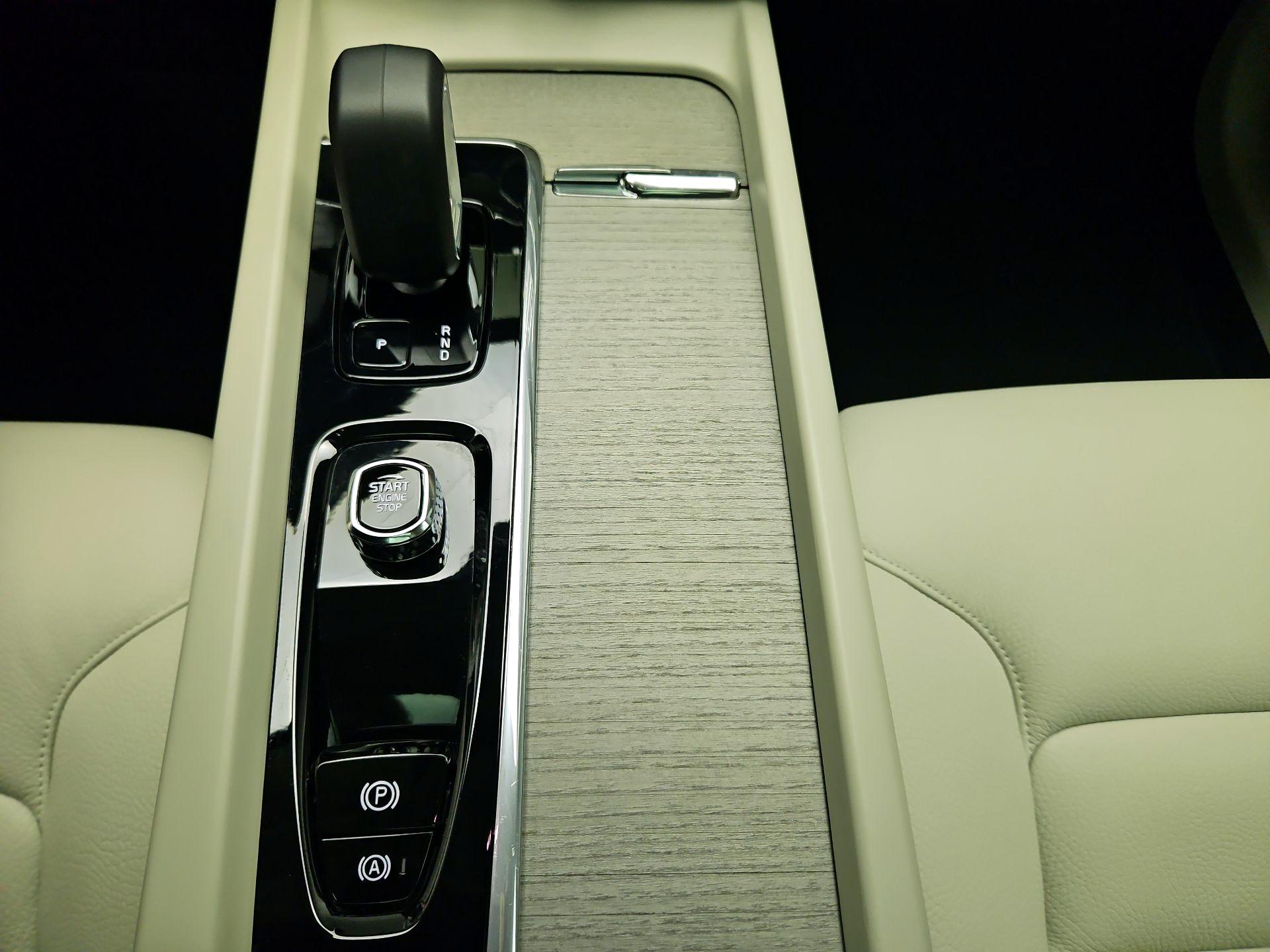 Thumbnail: 2023 Volvo XC60 - 17